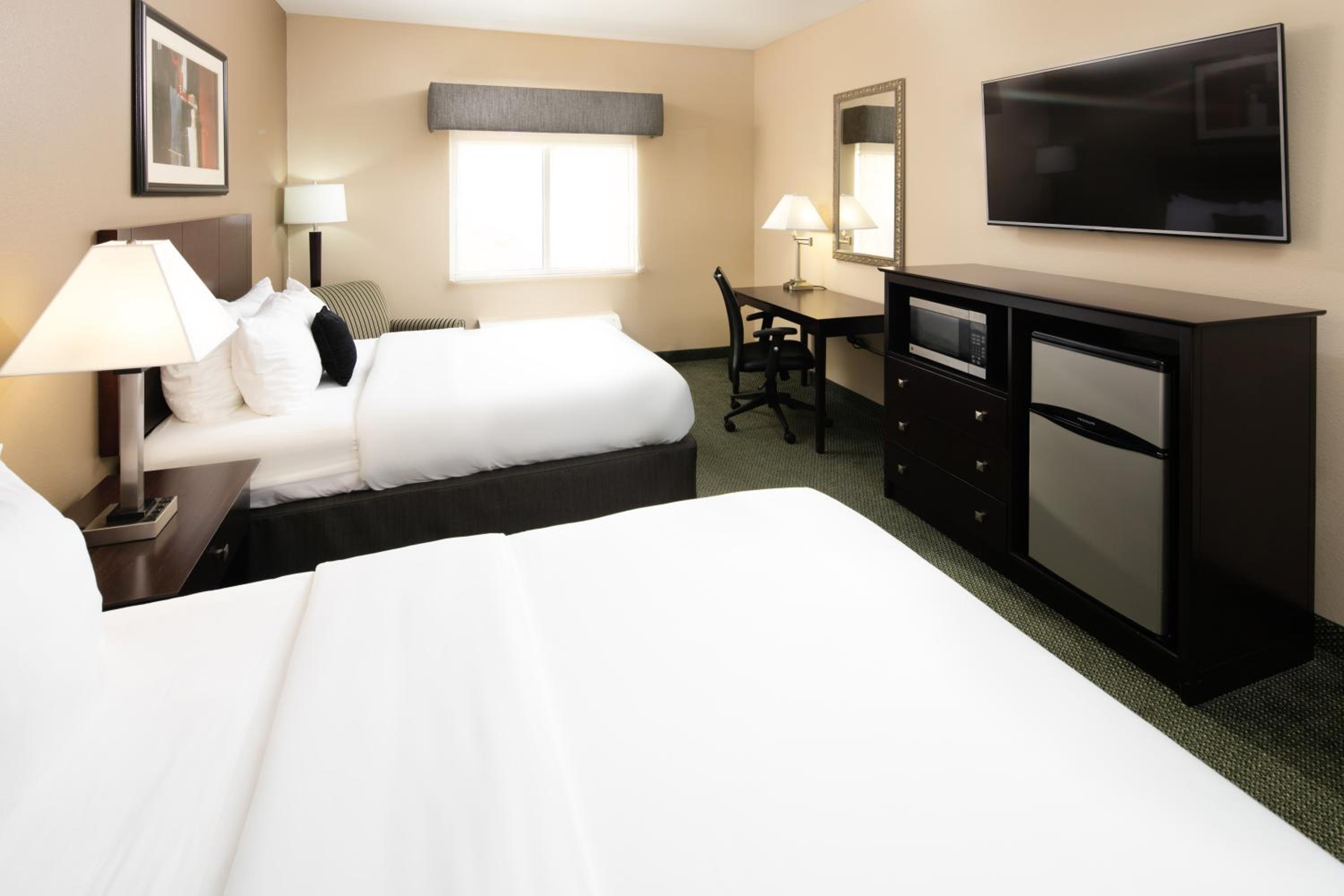 Queen Room with Two Queen Beds and Bathtub - Non-Smoking - Photo 1
