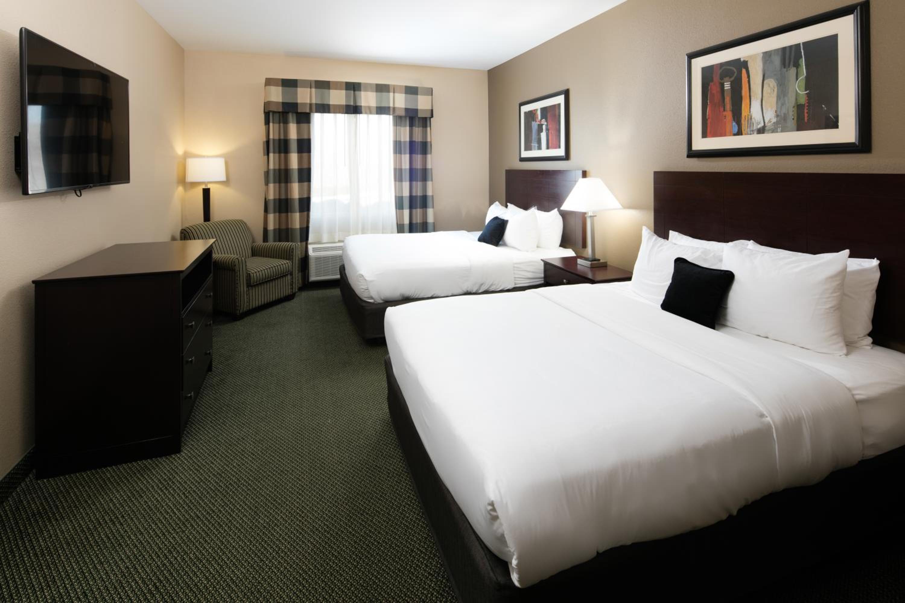 One-Bedroom Suite with Two Queen Beds and Sofa Bed - Non-Smoking - Photo 2