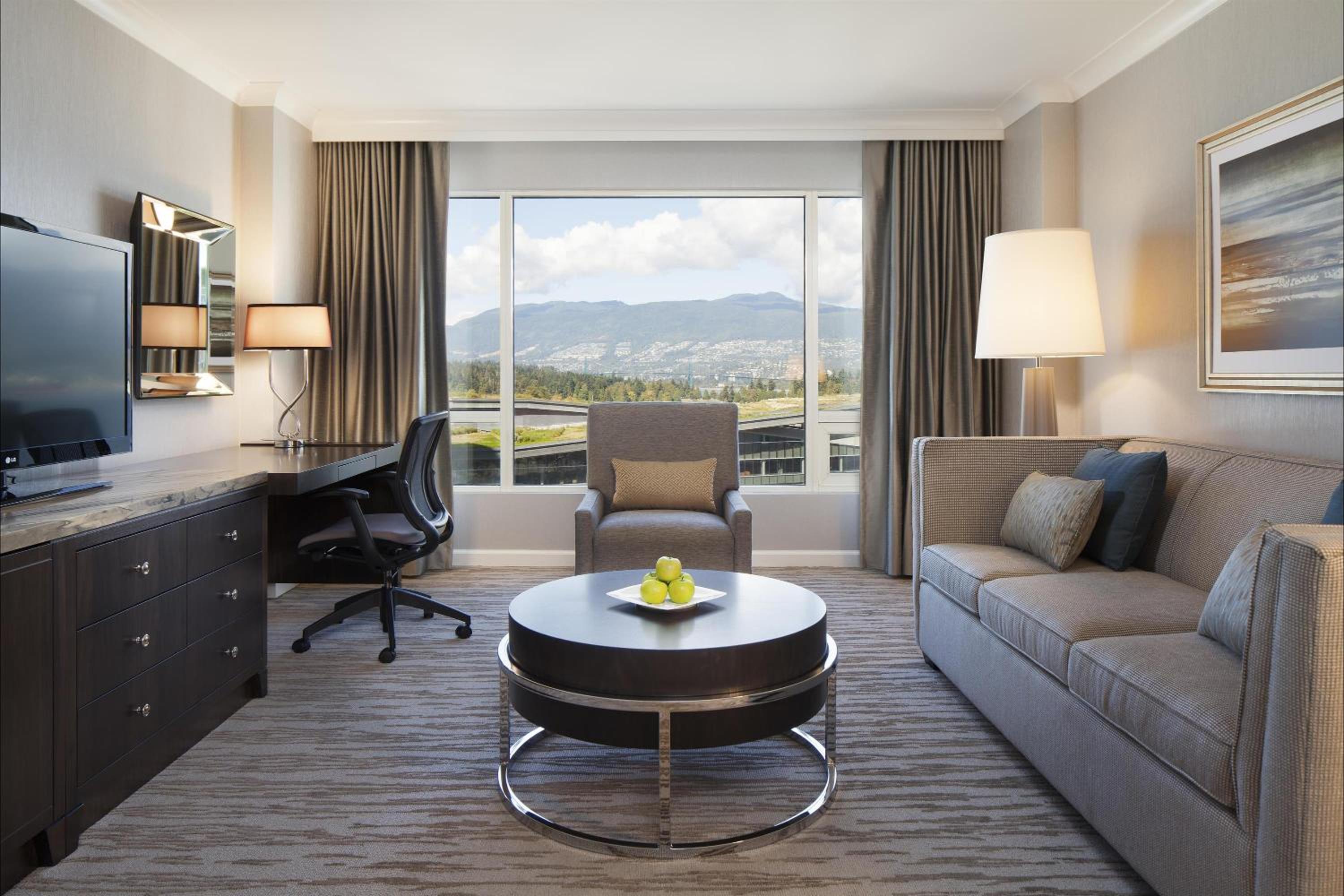 Harbor View Suite with King Bed and Sofa bed - Photo 8