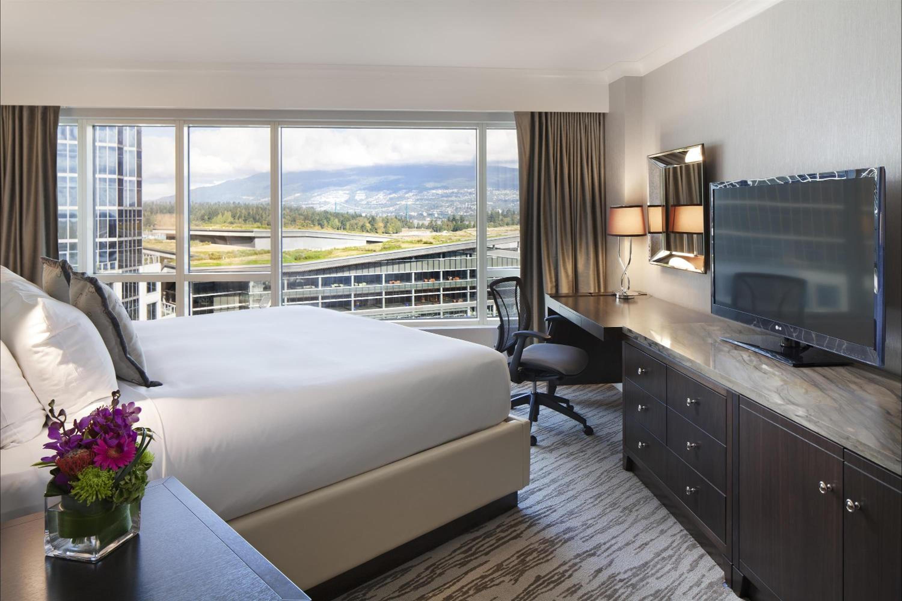 Deluxe Partial Harbor View Room with King Bed thumbnail 6