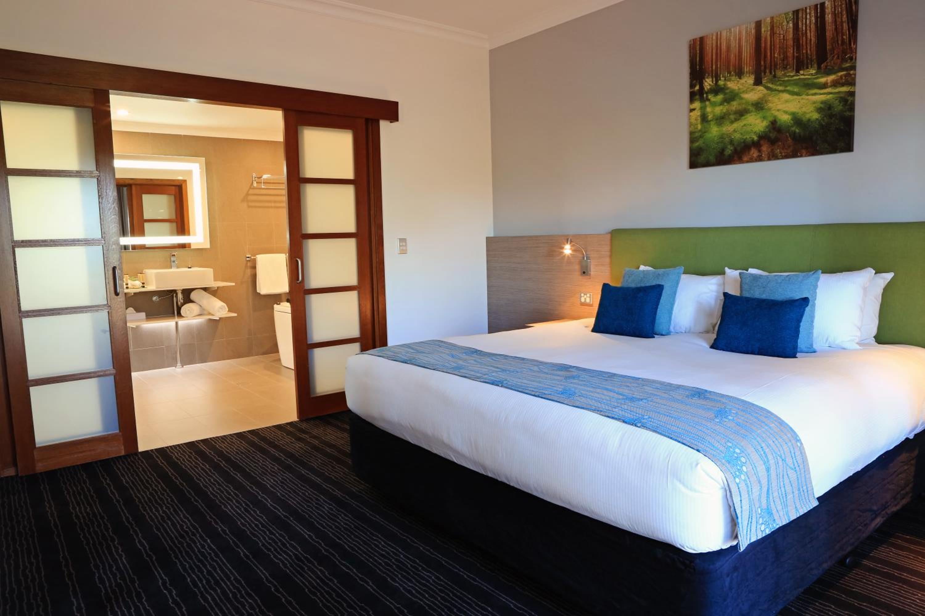 Executive Suite - Photo 6