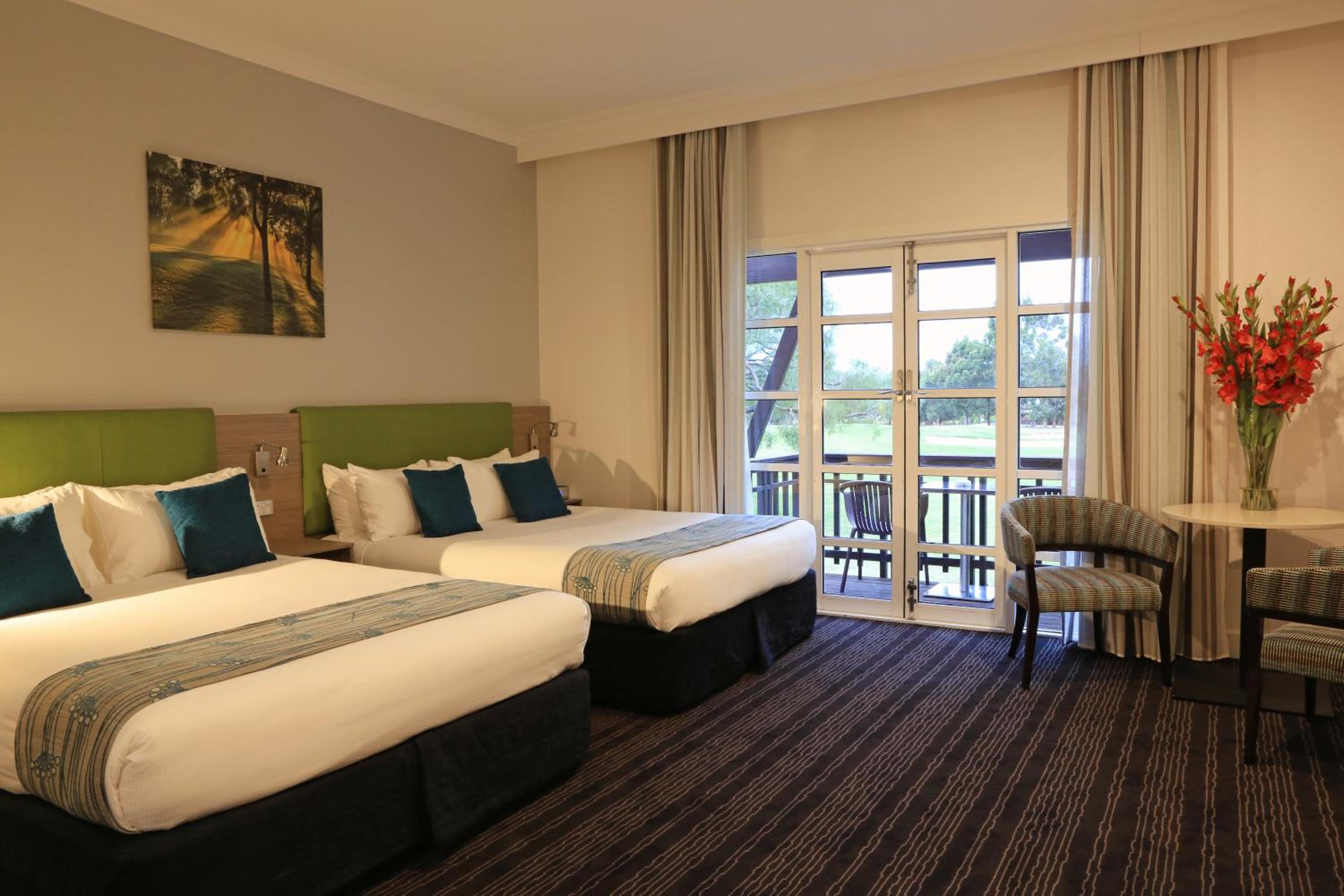 Standard Twin Room with Two Queen Beds - Photo 4