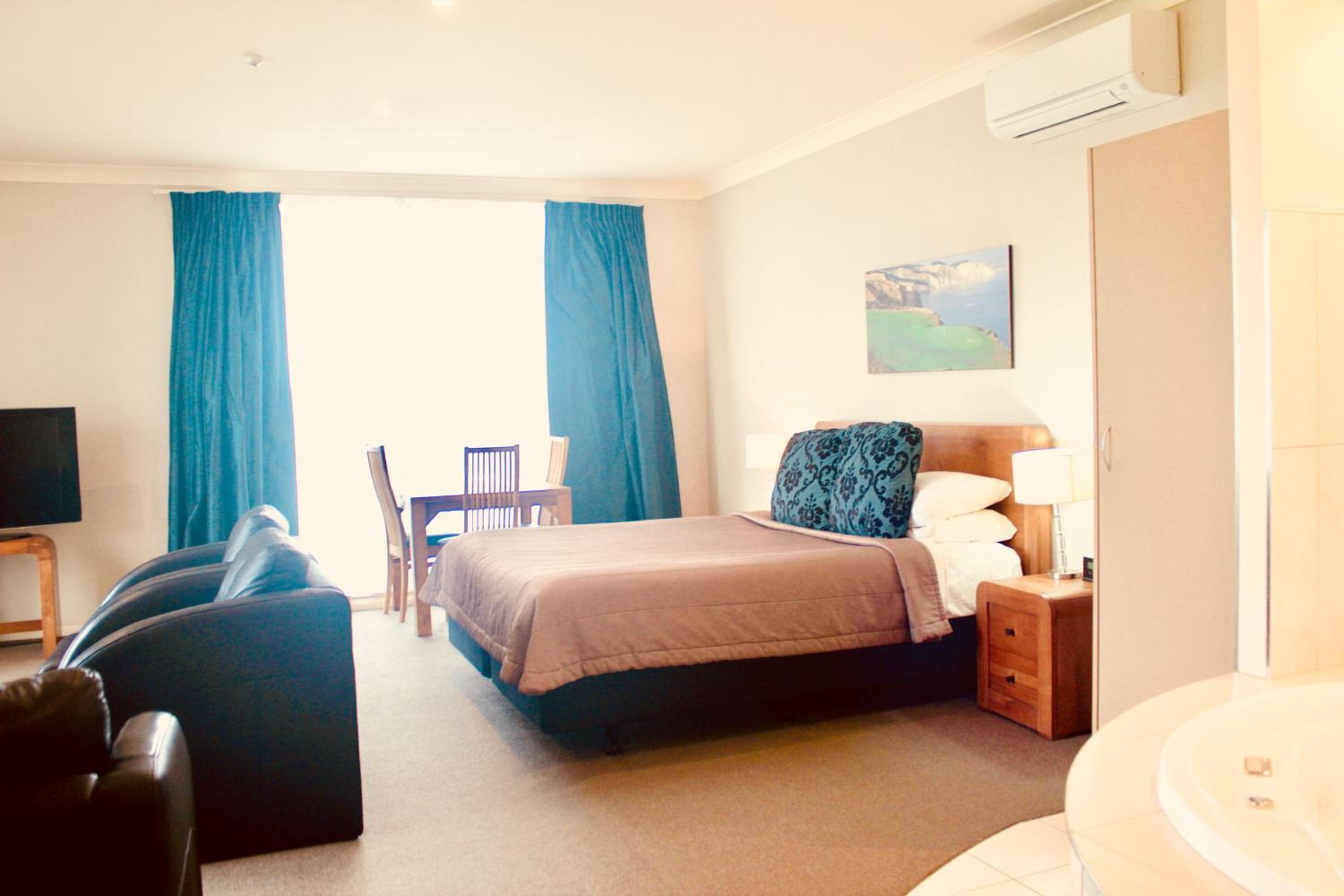 Ocean View Premium Studio with Spa Bath - Photo 2