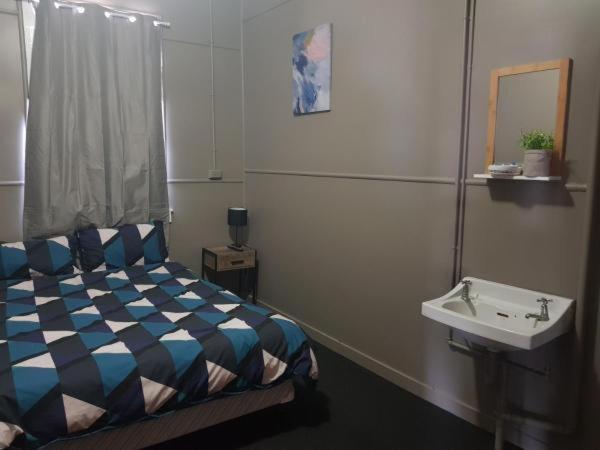 Budget Double Room - Photo 2