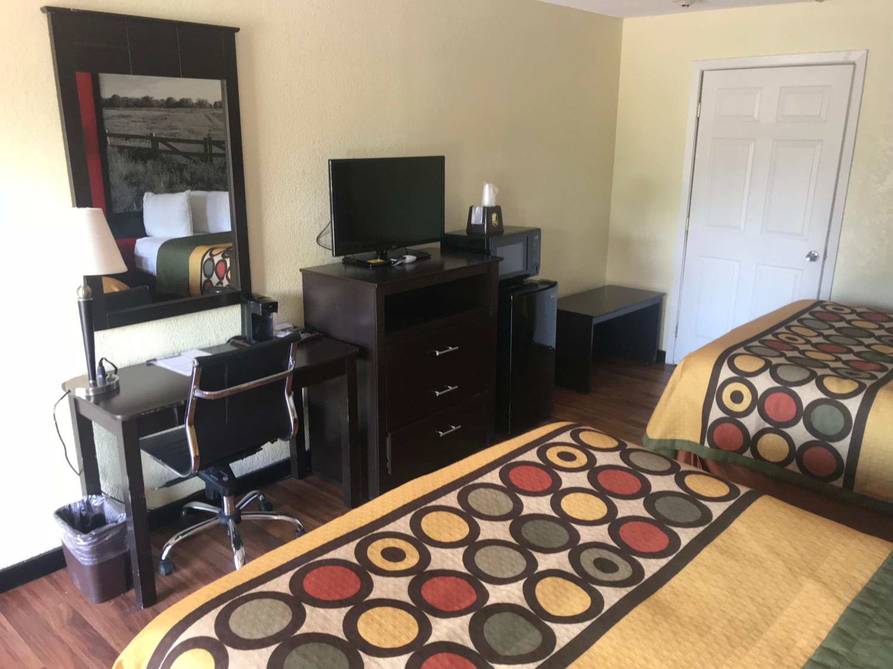 Queen Room with Two Queen Beds - Non-Smoking - Photo 9