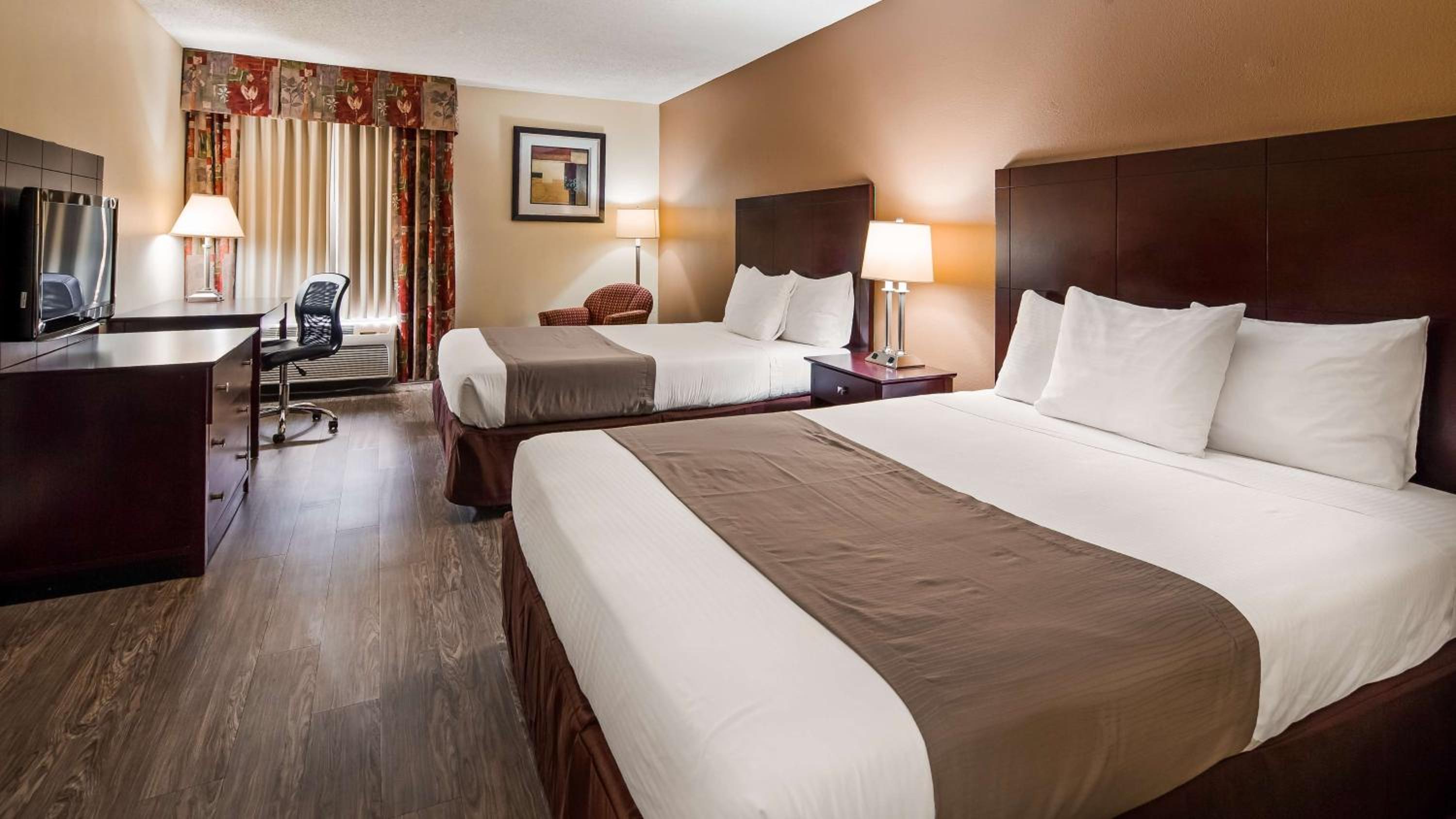 Queen Room with Two Queen Beds - Non-Smoking - Photo 1