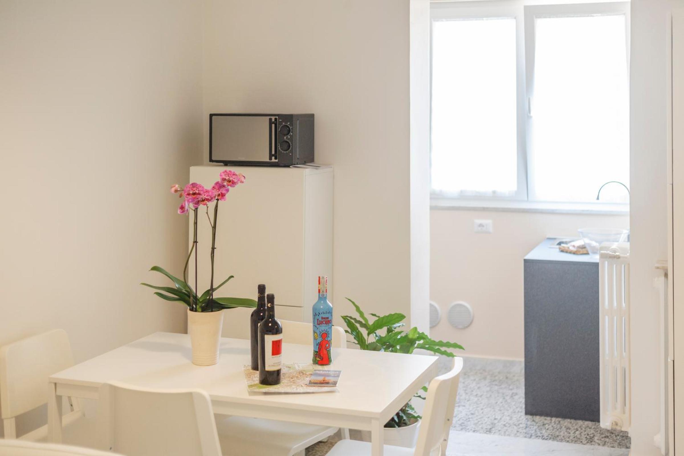 One-Bedroom Apartment - Photo 2
