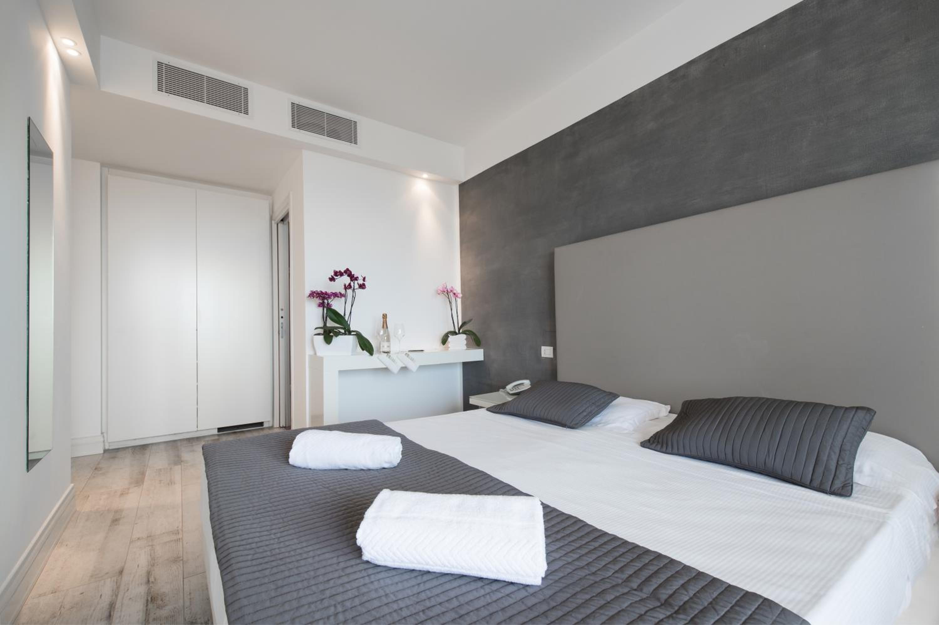 Double Room with Partial Sea View - Photo 4