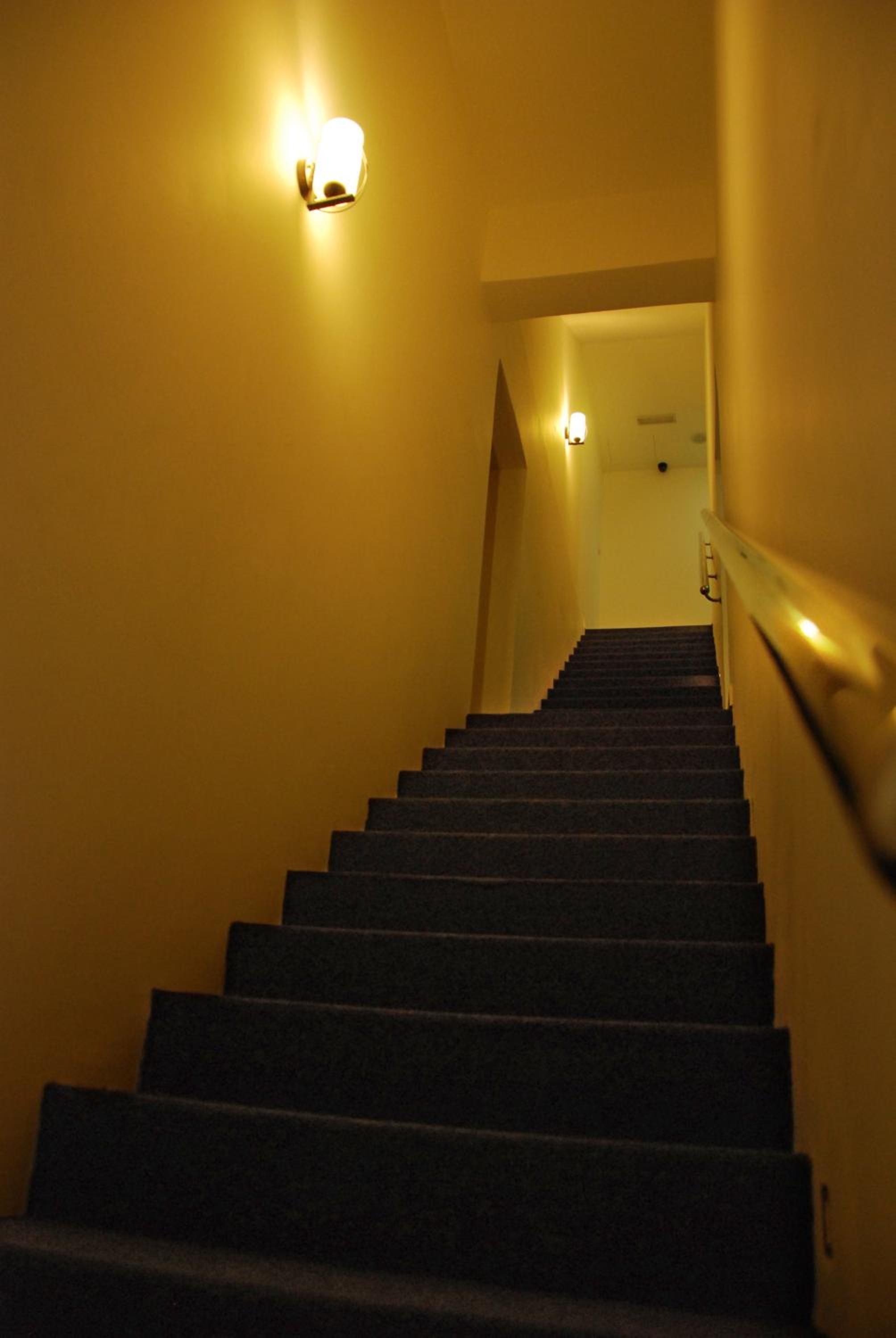 Deluxe Queen Room - No Window - Photo 7