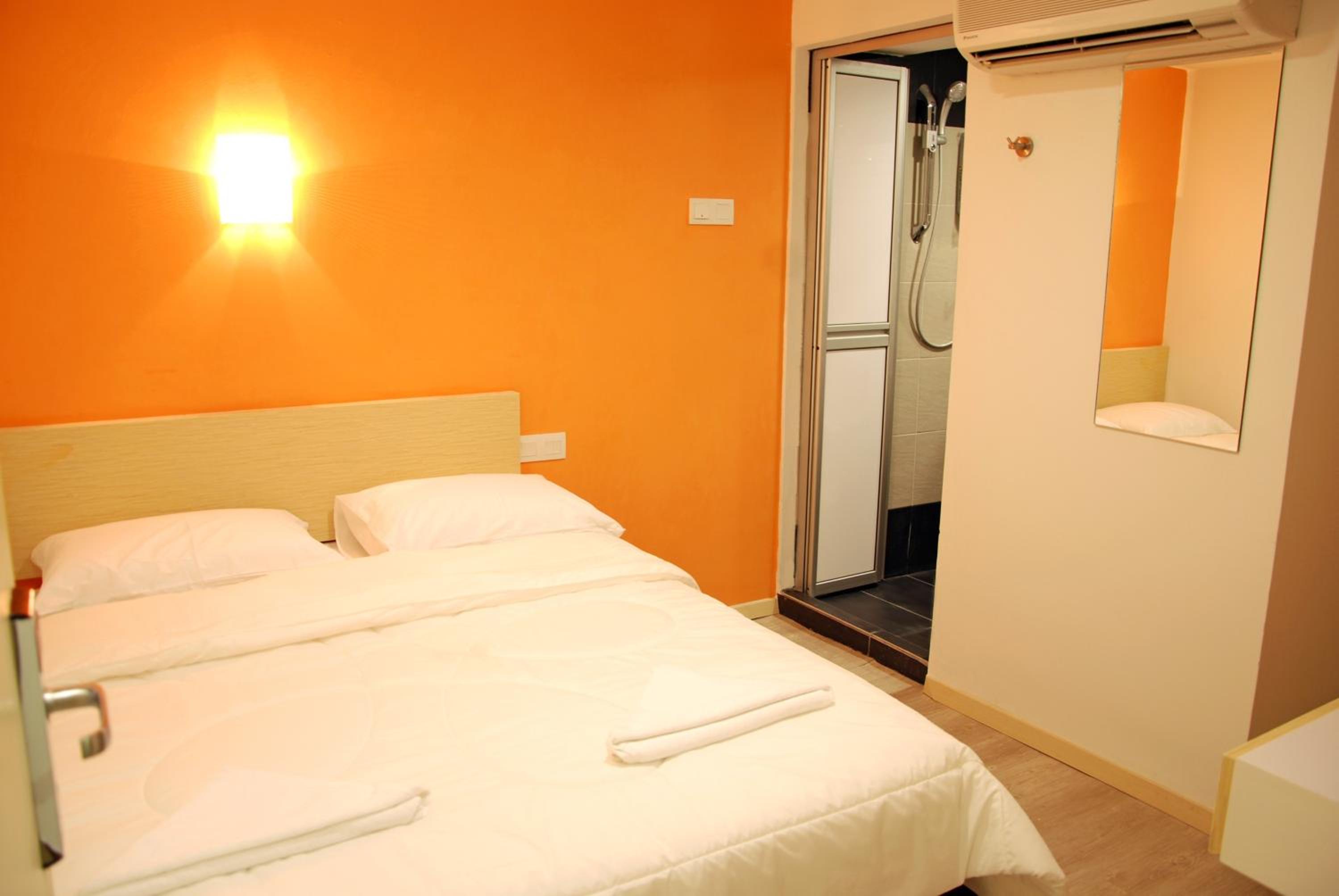 Deluxe Queen Room - No Window - Photo 5