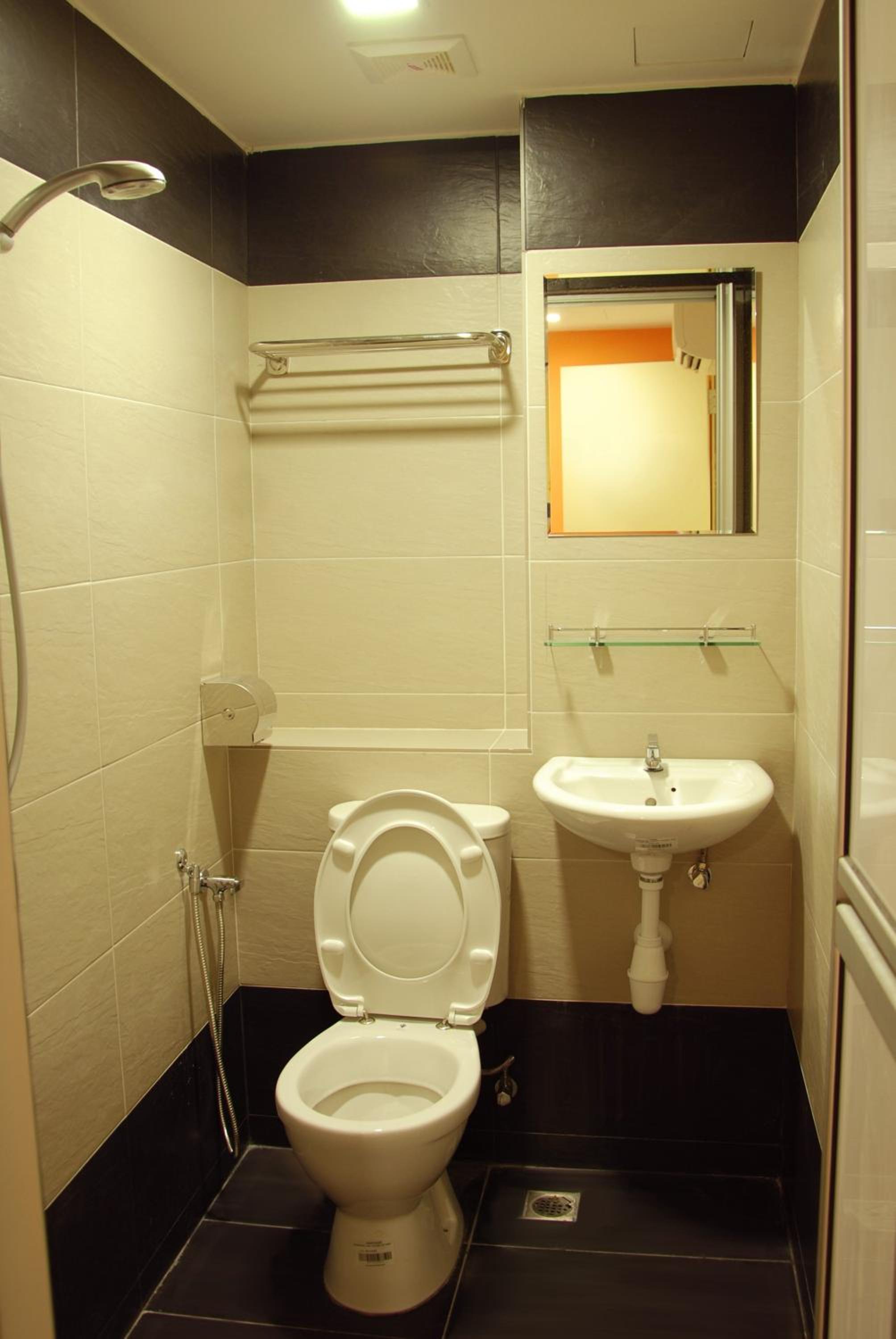 Deluxe Queen Room - No Window - Photo 6