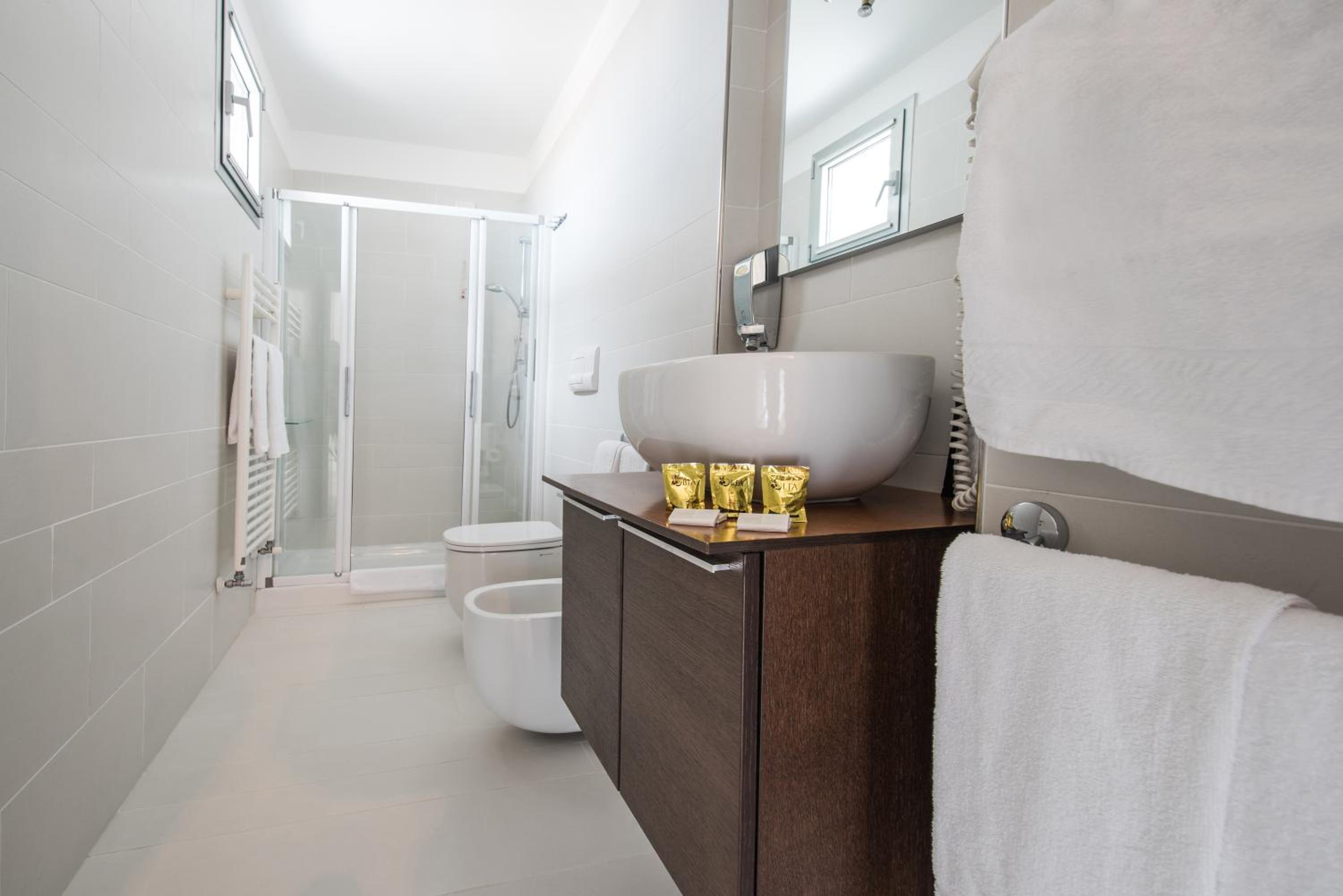 Two-Bedroom Suite with Sea View - Photo 3