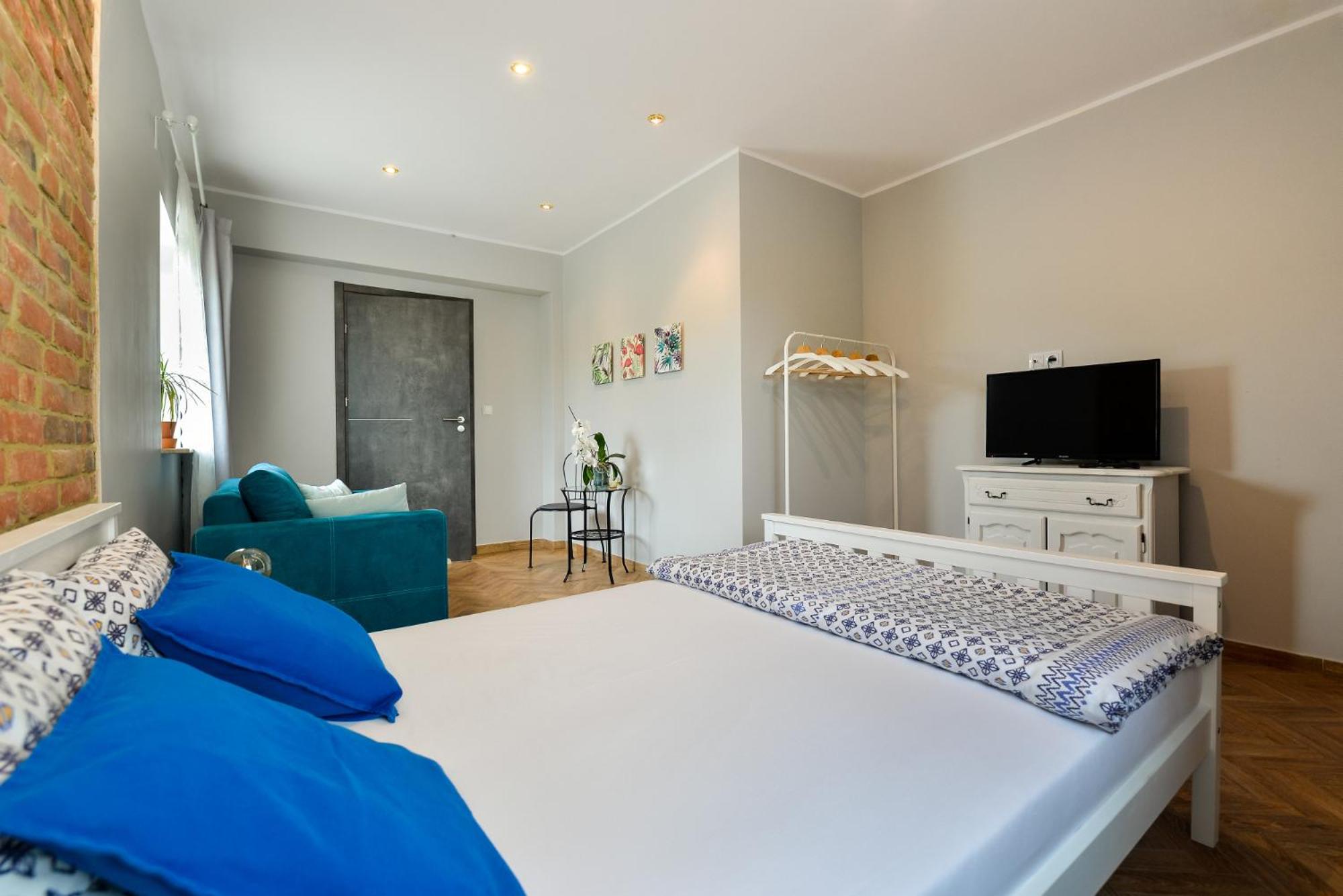 Double or Twin Room with Private Bathroom- Room no.7 - Photo 8