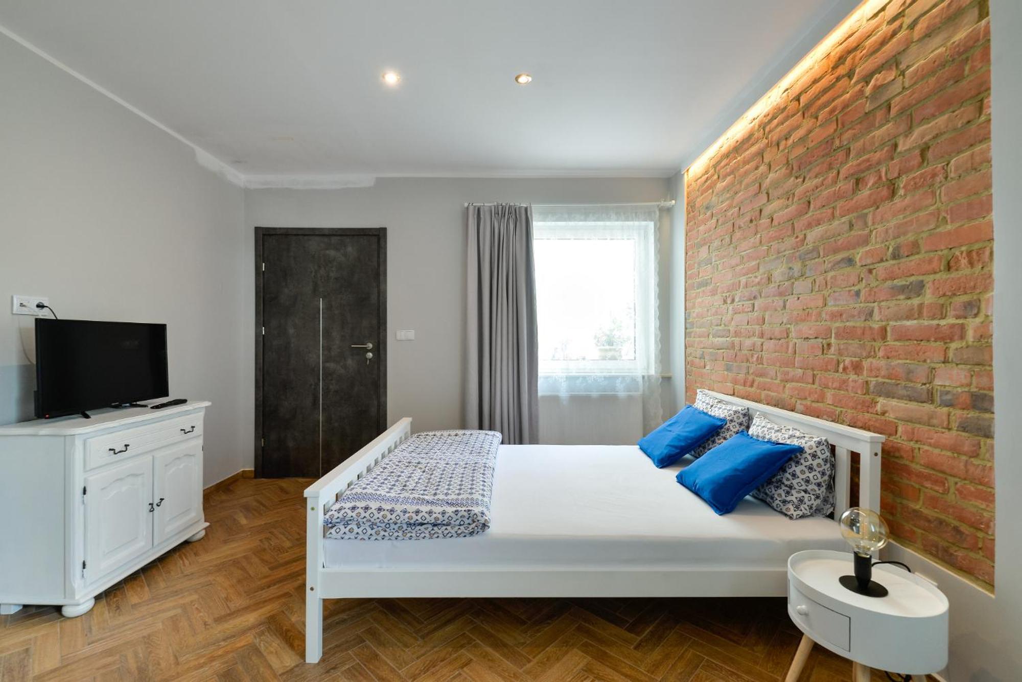 Double or Twin Room with Private Bathroom- Room no.7 - Photo 7