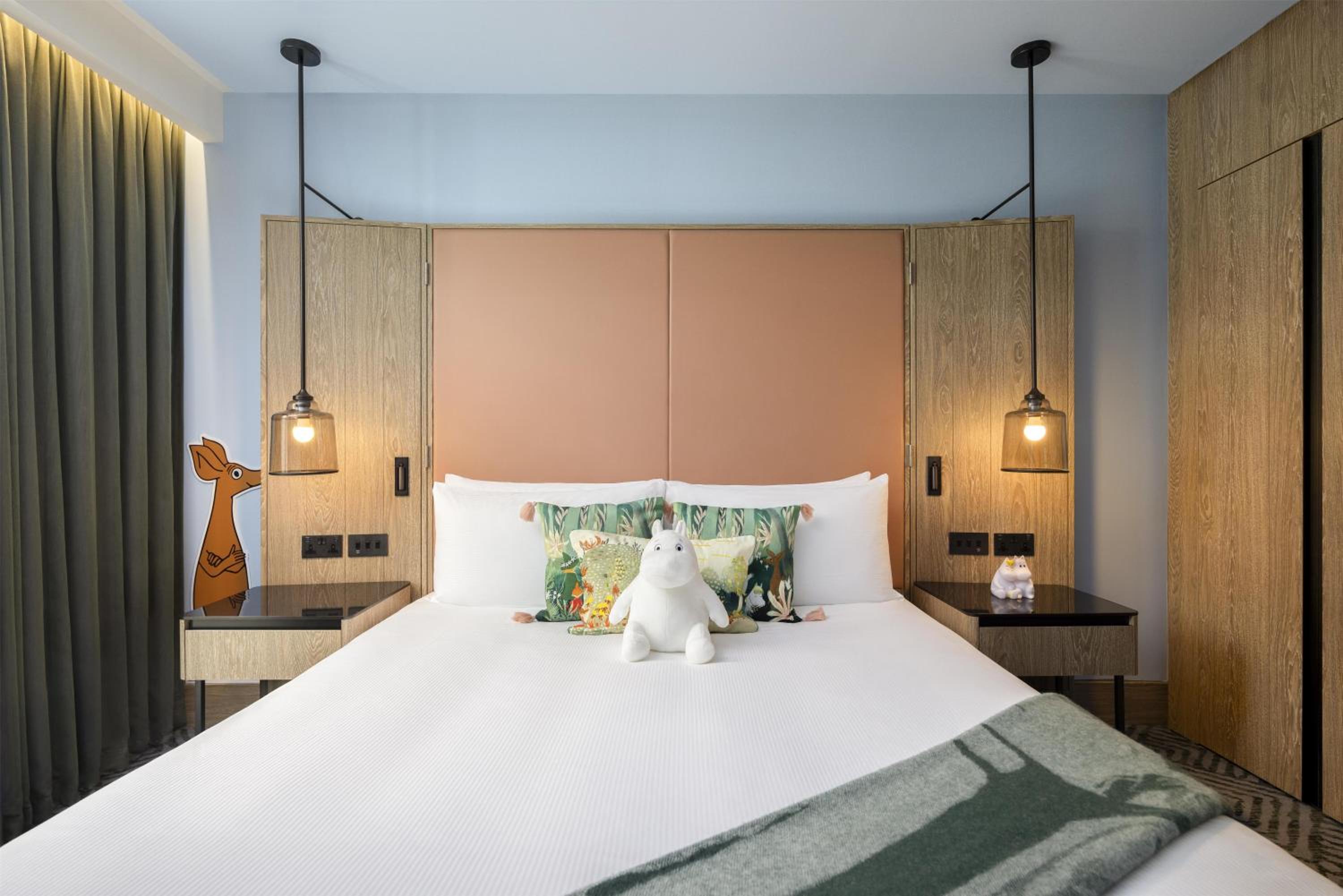 Moonin Suite with One King Bed and Lounge Access