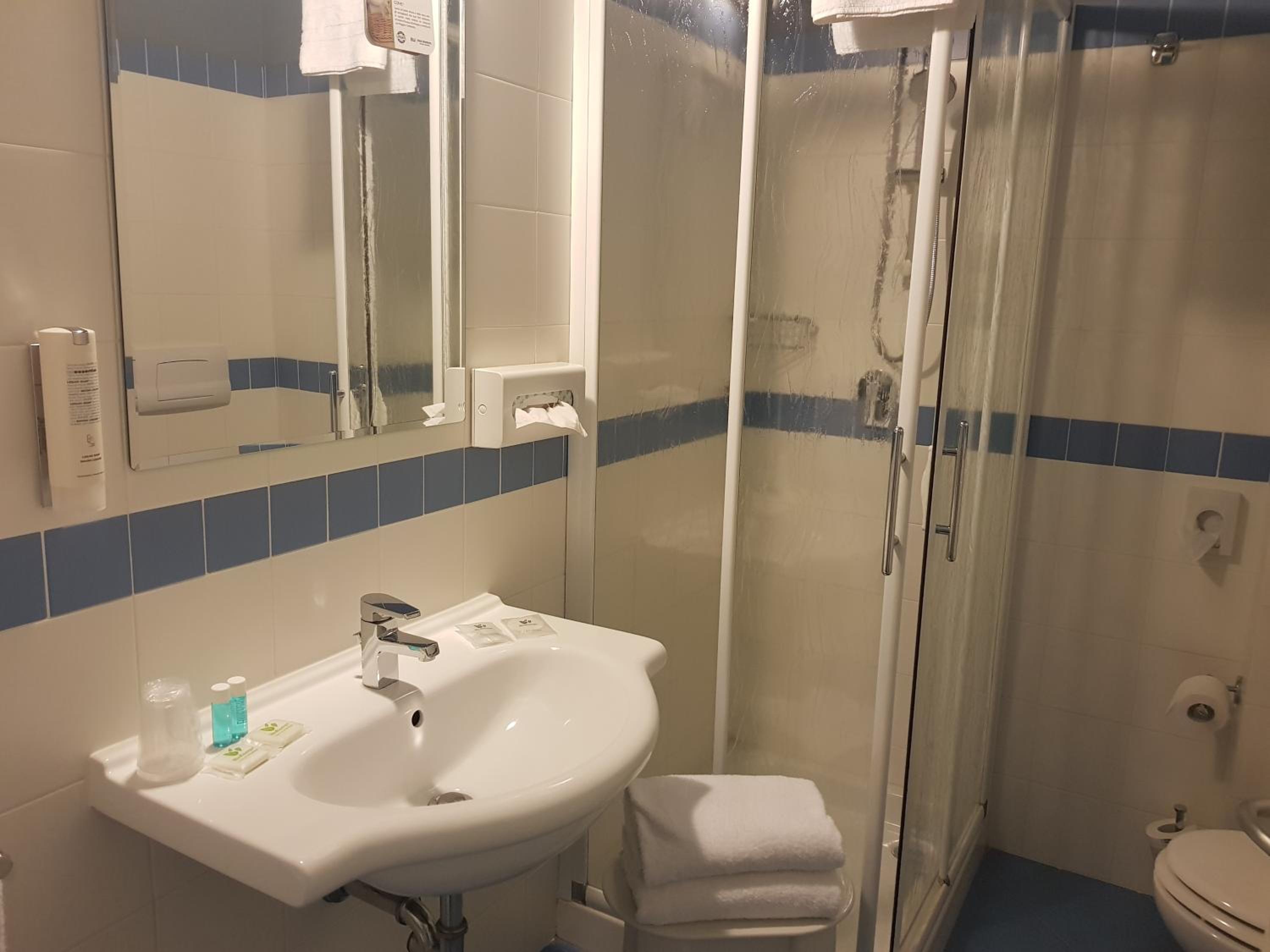 Standard Double or Twin Room photo 3