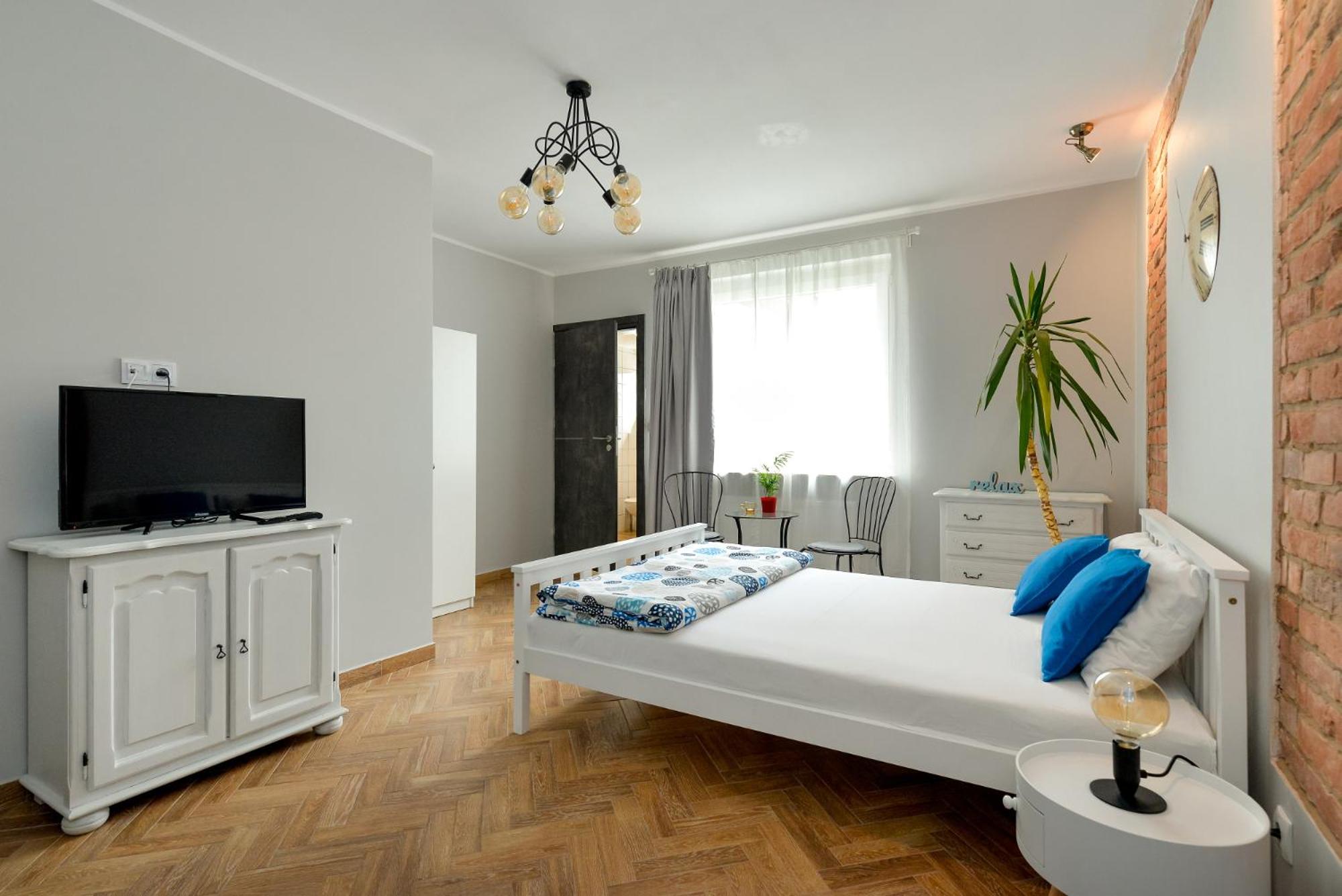 Double or Twin Room with Private Bathroom-Room no.8 - Photo 6