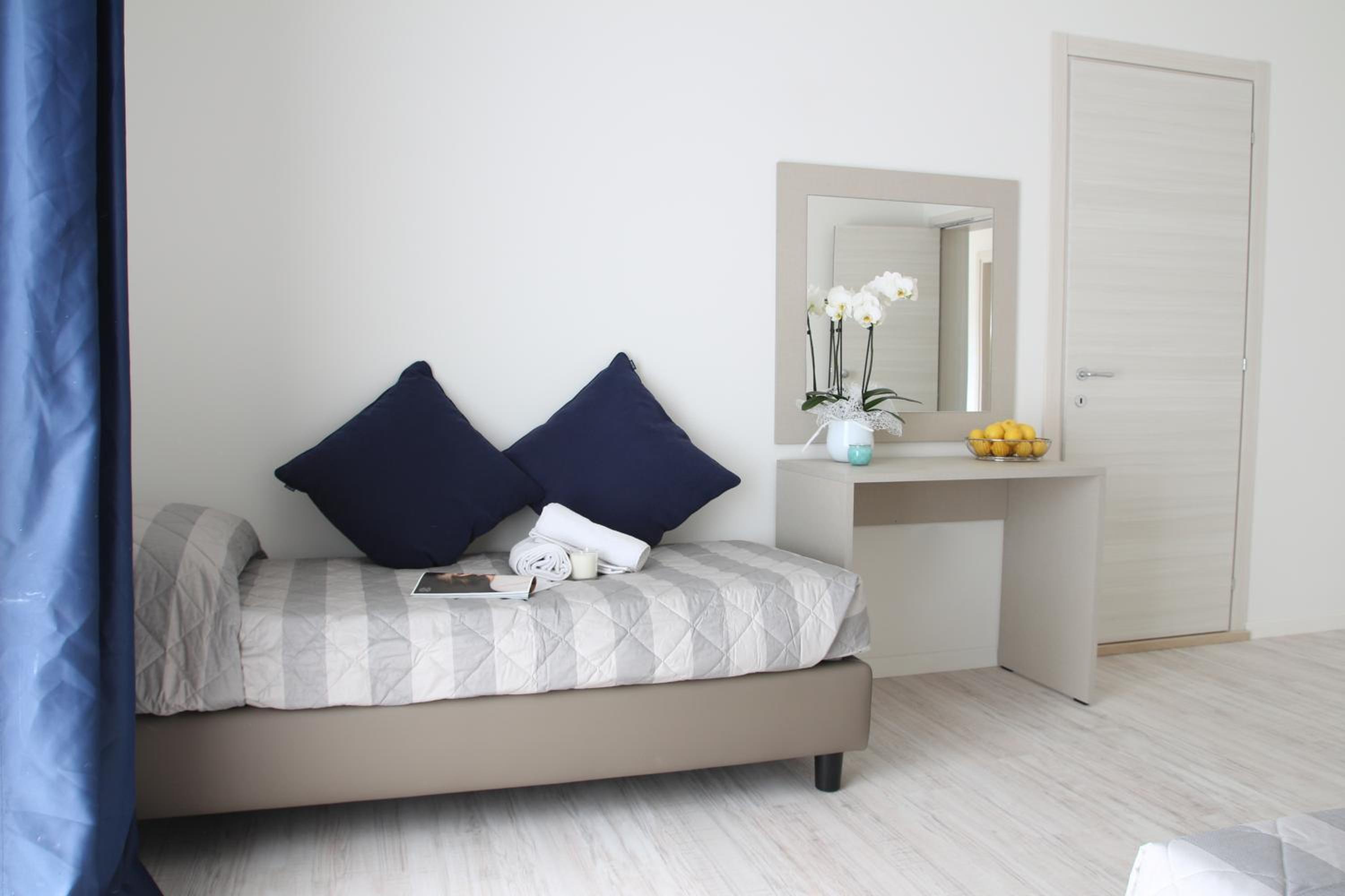 Double or Twin Room with Balcony - Photo 2
