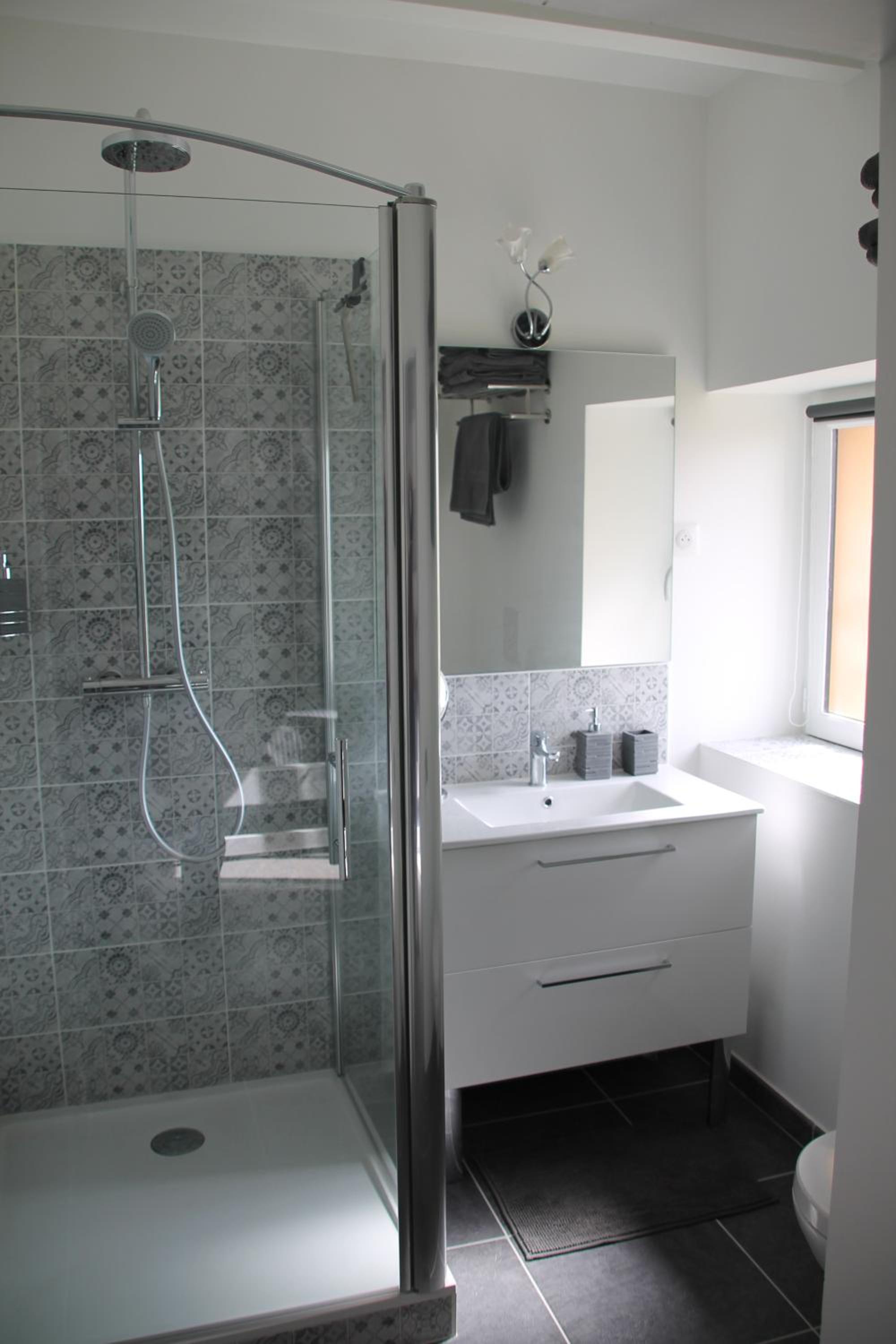 Family Room with Private Bathroom - Photo 7