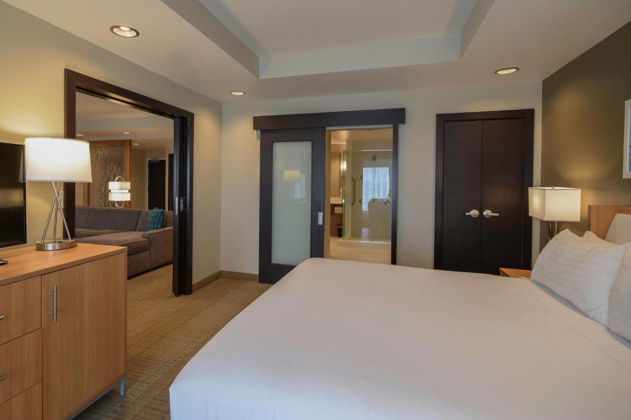 One-Bedroom Suite with Tub - Mobility Accessible