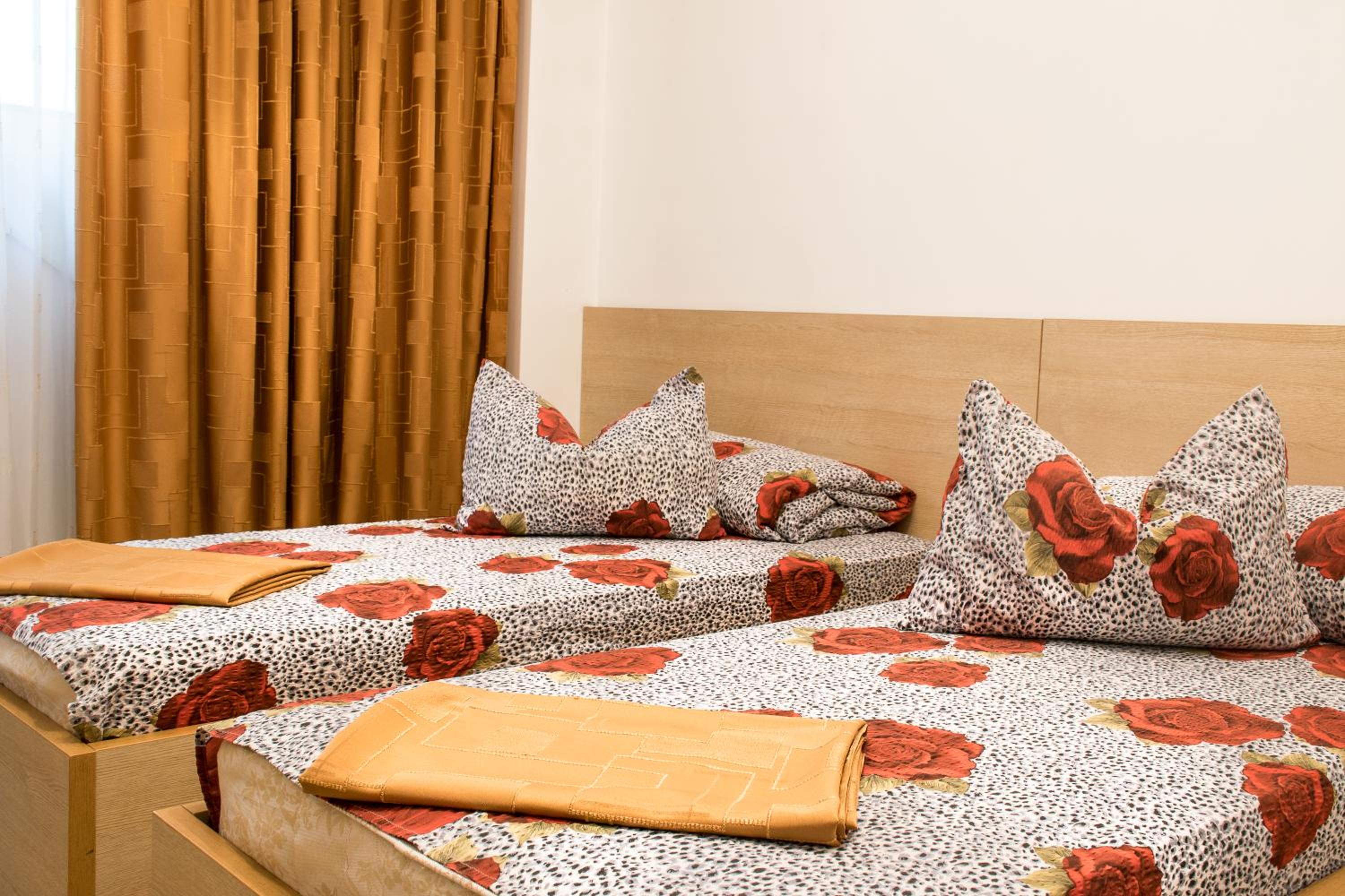 Double Room with Private Bathroom - Photo 8