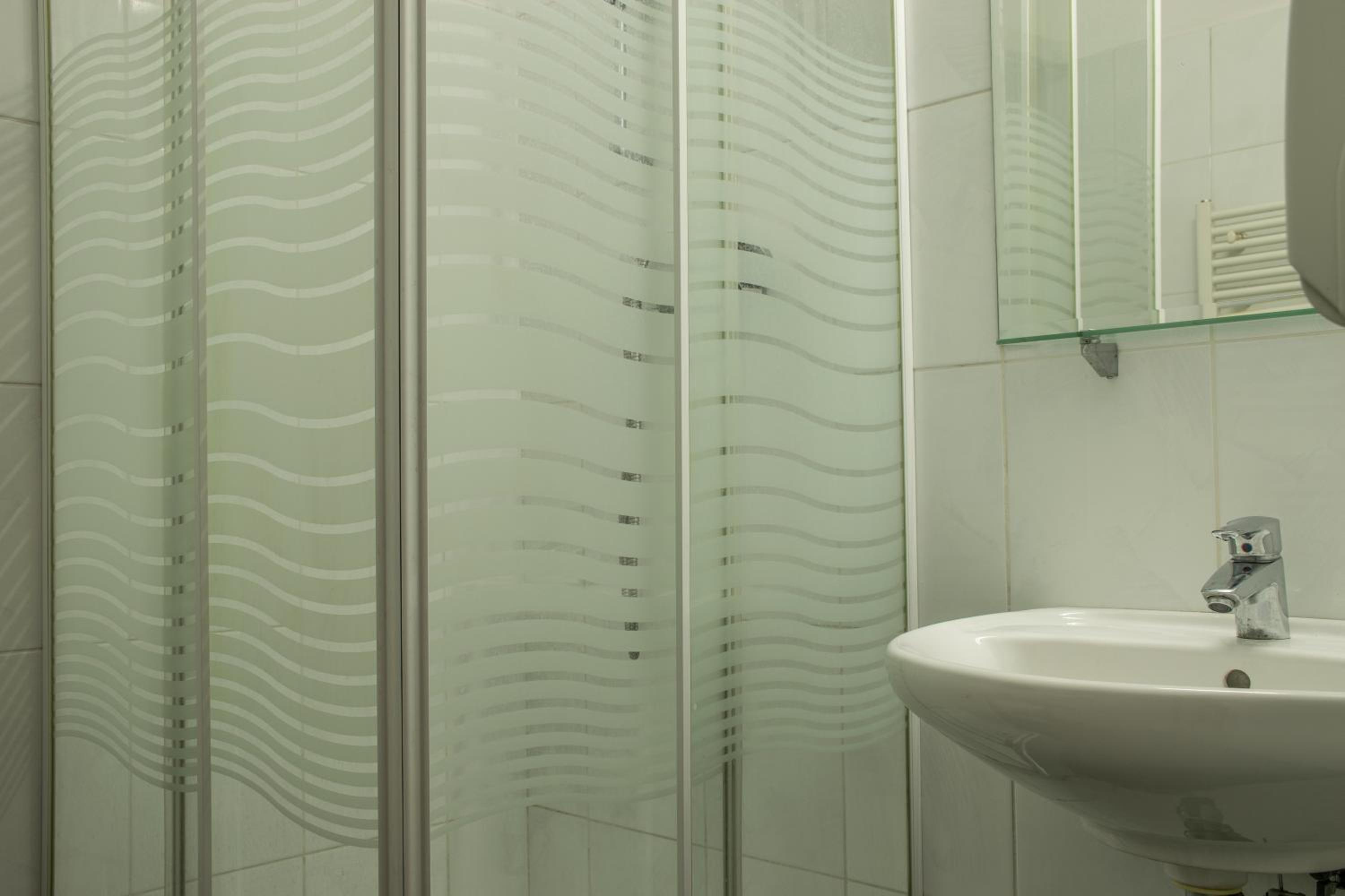 Triple Room with Private Bathroom - Photo 7