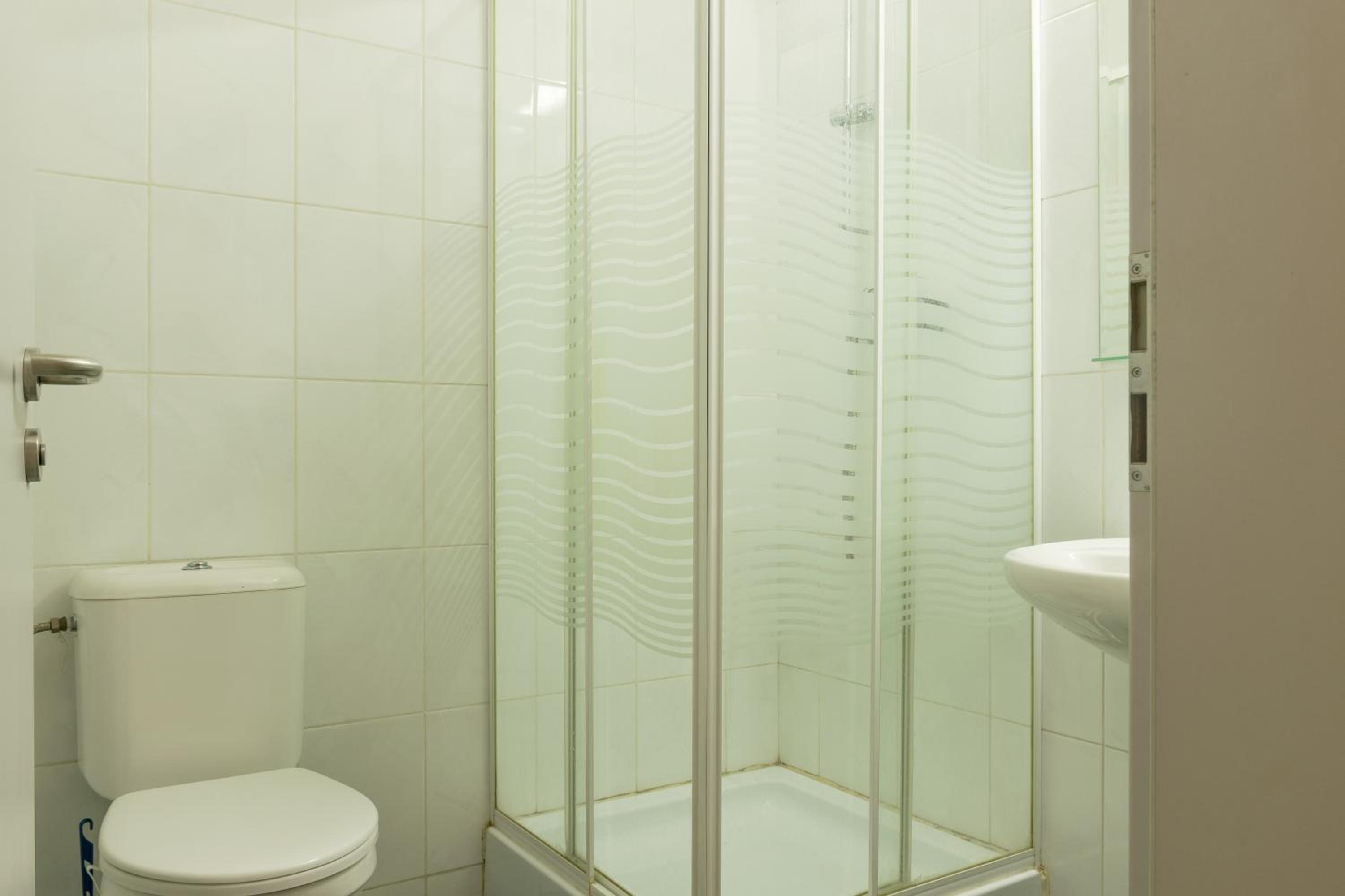 Triple Room with Private Bathroom - Photo 8