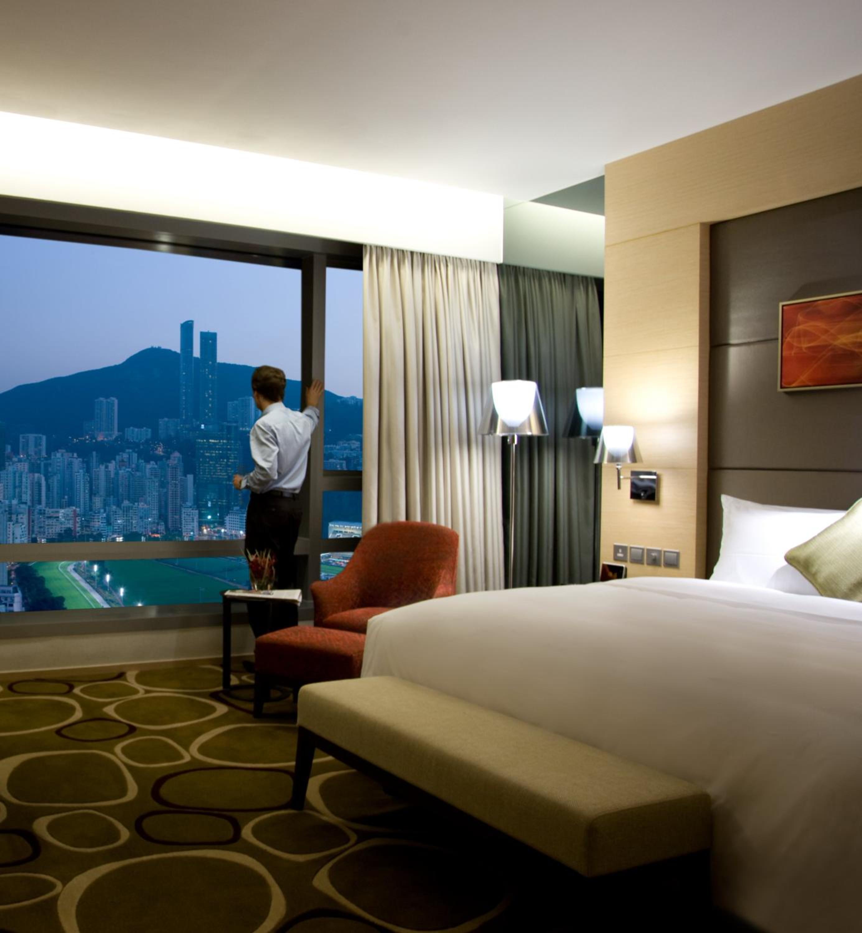 Premium King Room with Racecourse View thumbnail 5