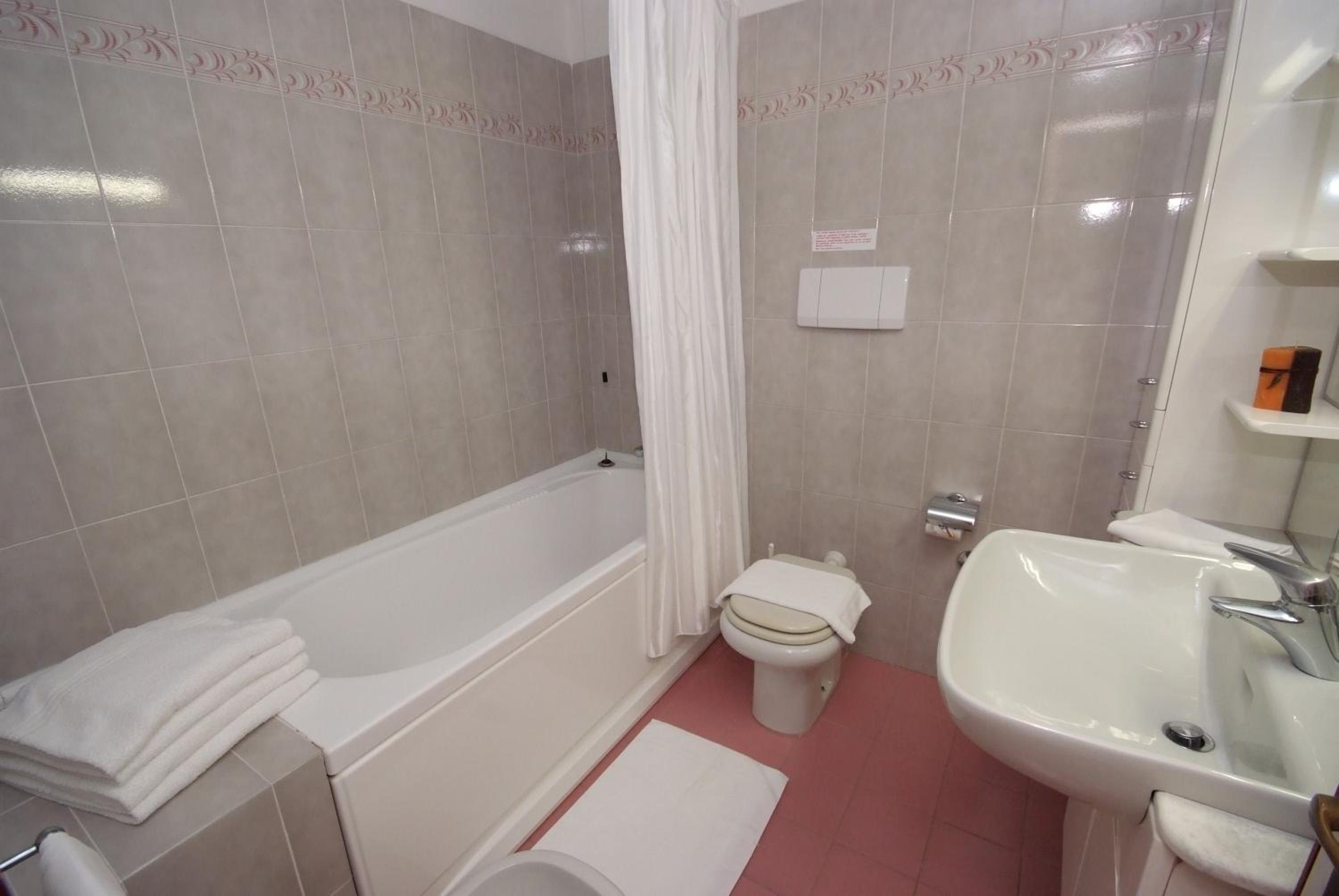 Two-Bedroom Apartment (4 Adults) photo 3