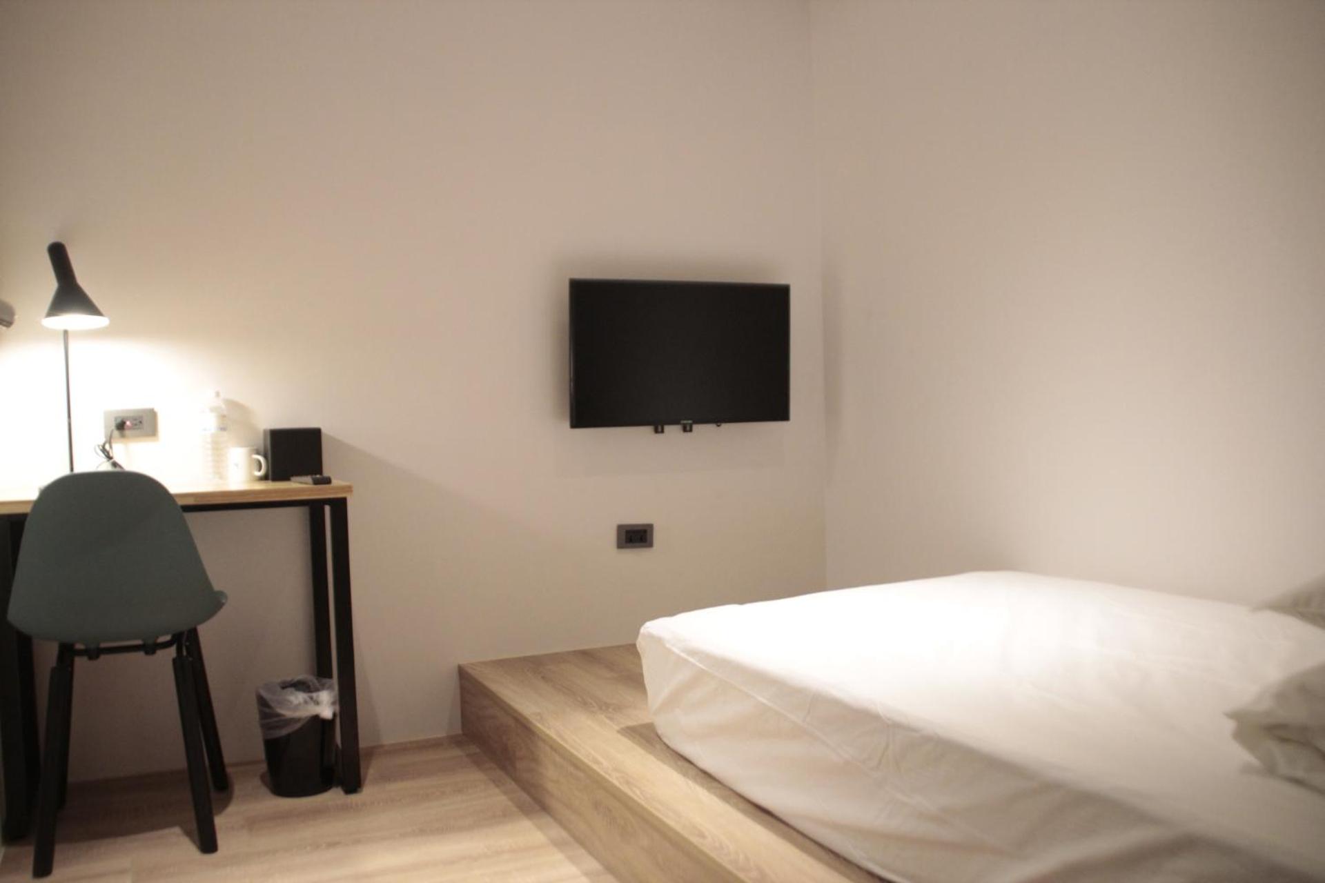 Single Room with Shared Shower and Toilet photo 1