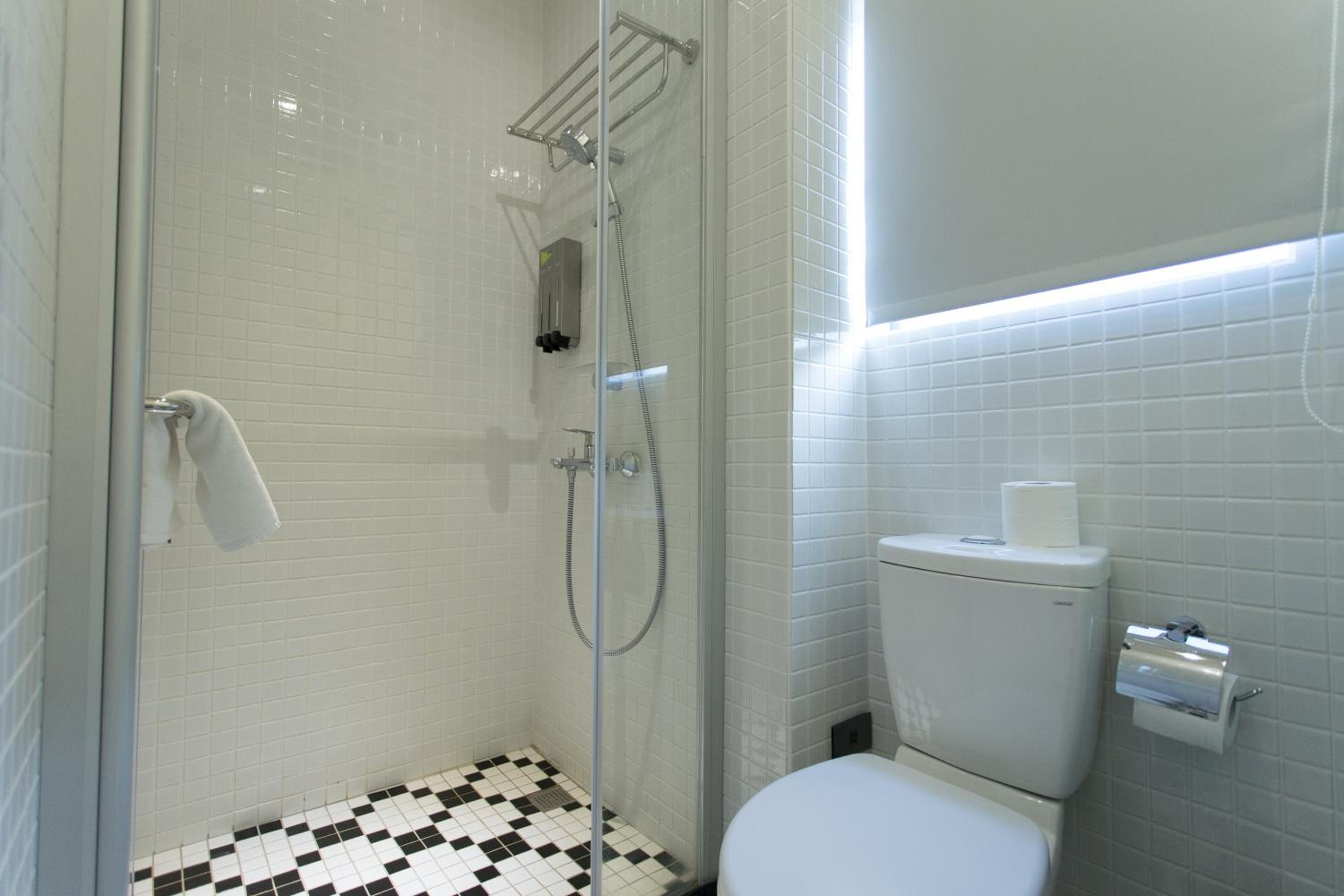 Quadruple Room with Private Bathroom photo 2