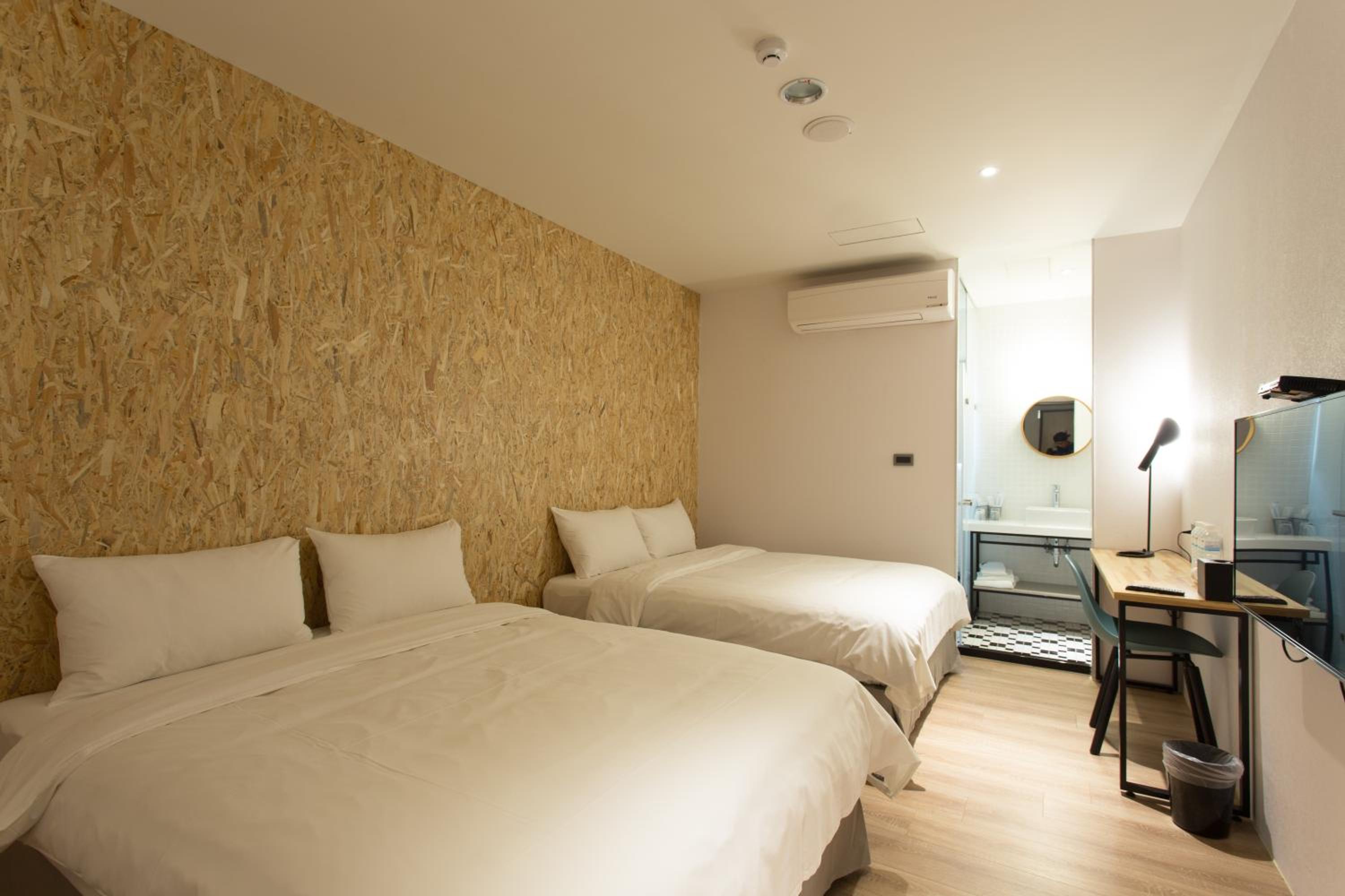 Quadruple Room with Private Bathroom photo 1