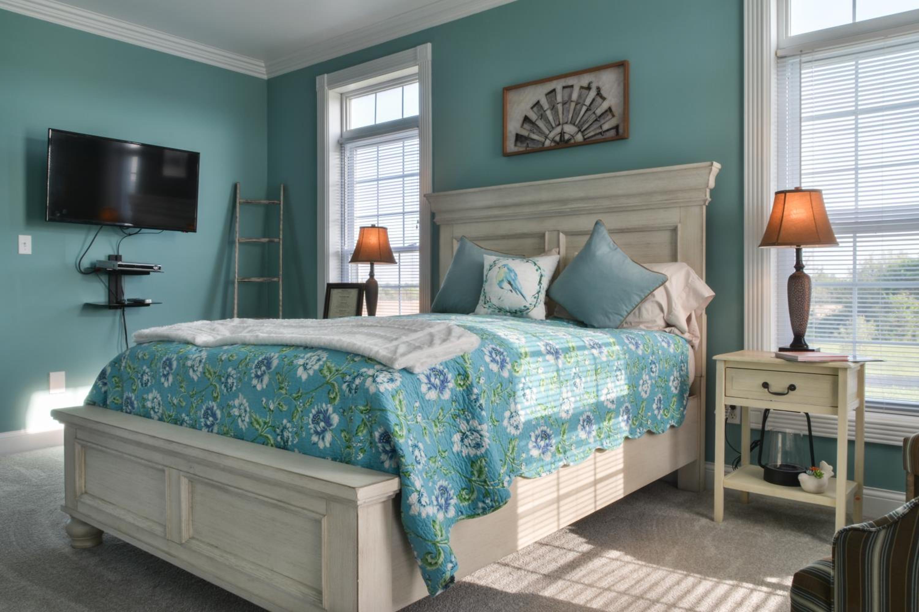Deluxe Queen Suite - Photo 1