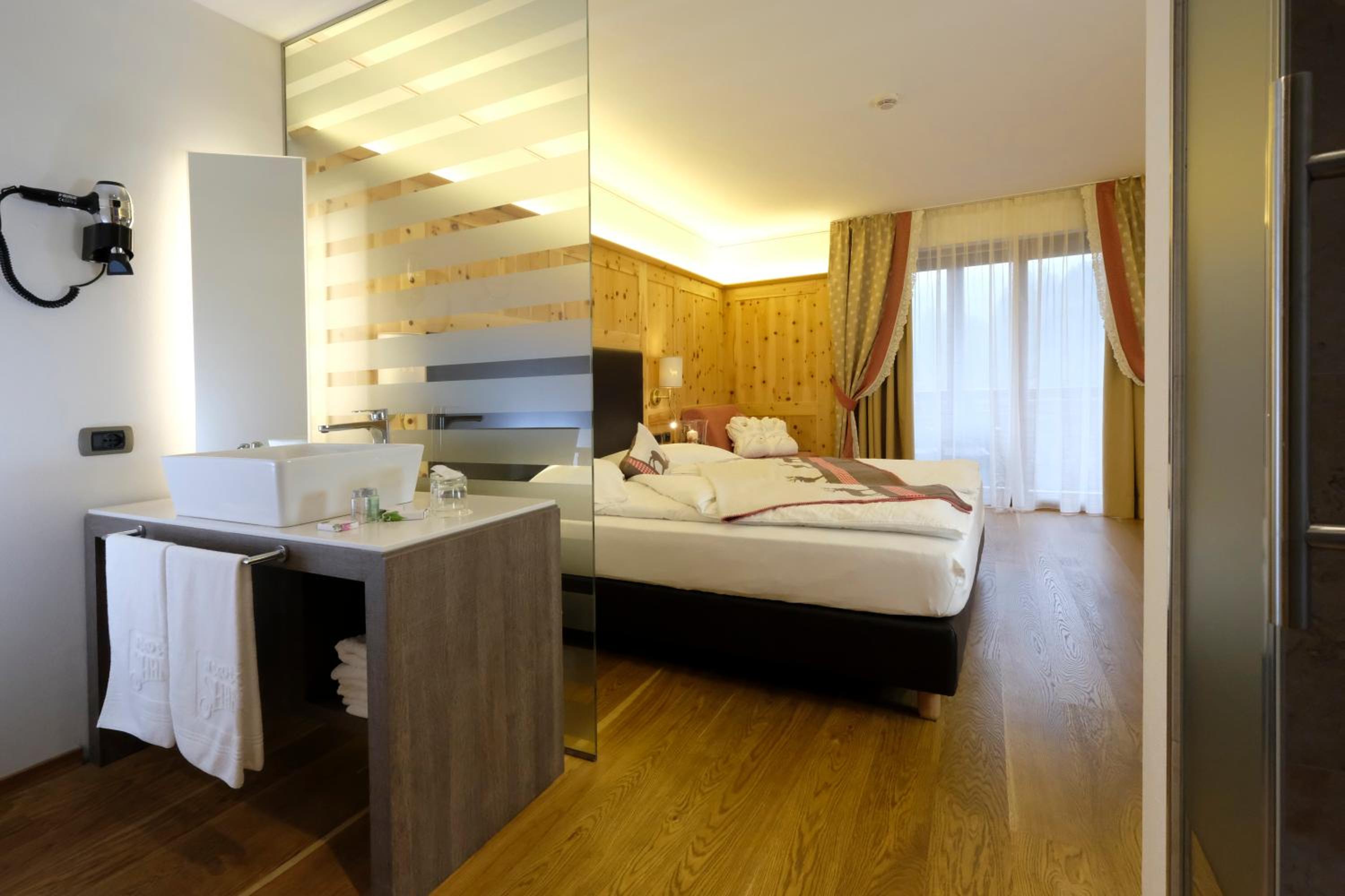Junior Suite with Balcony - Photo 2