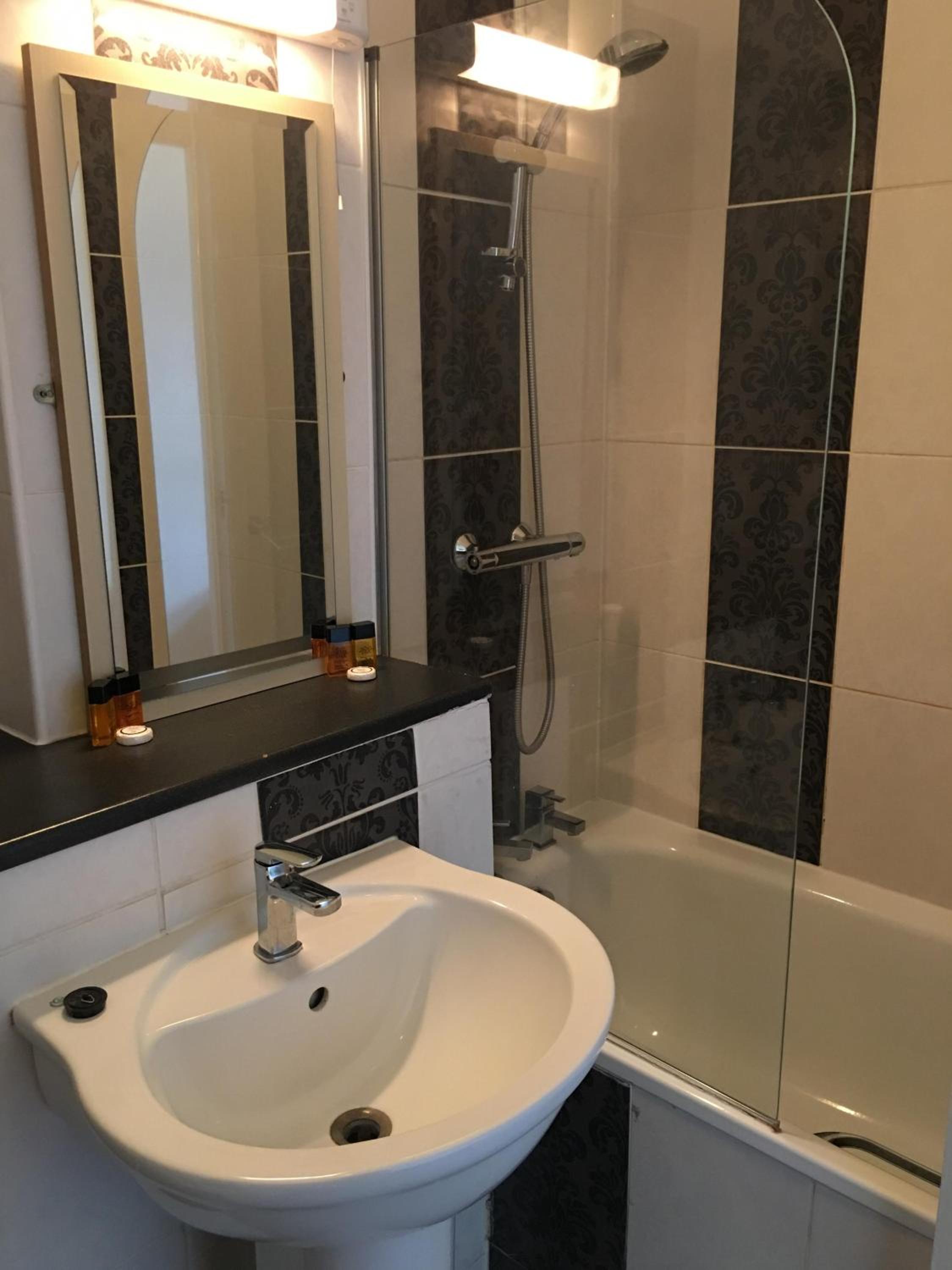 Twin Room with Private Bathroom photo 3