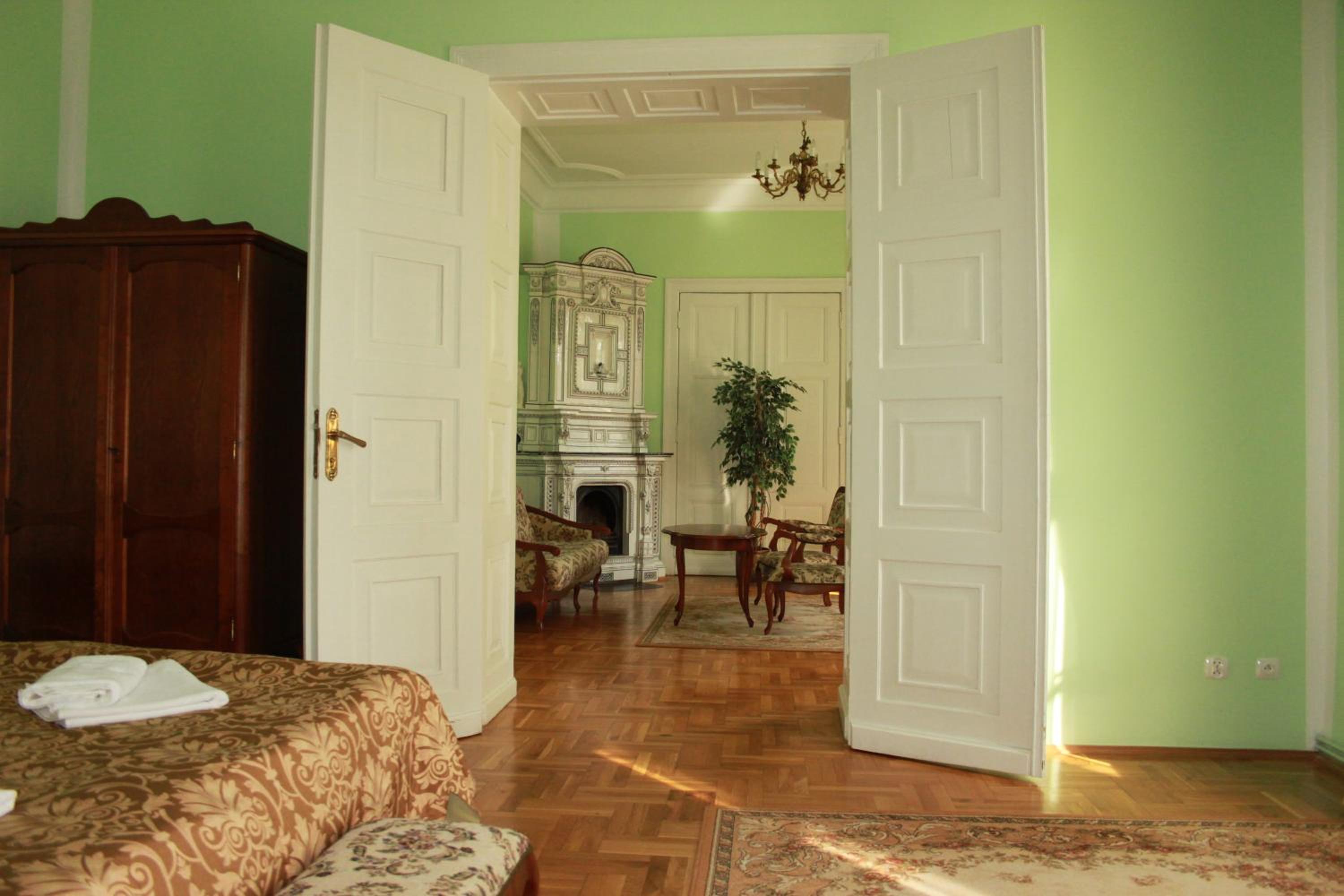 One-Bedroom Apartment photo 1