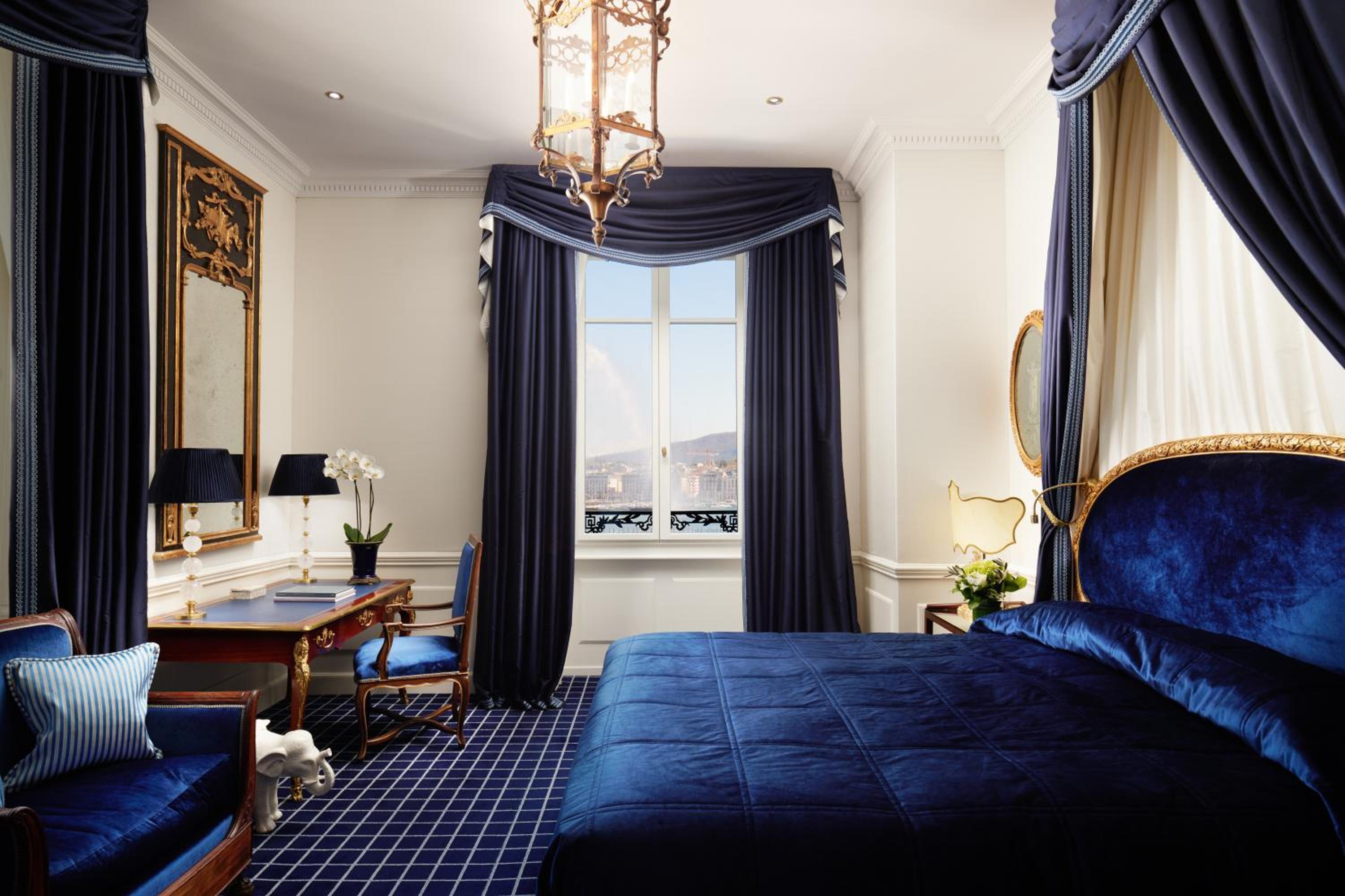 Presidential Suite with Lake View thumbnail 5