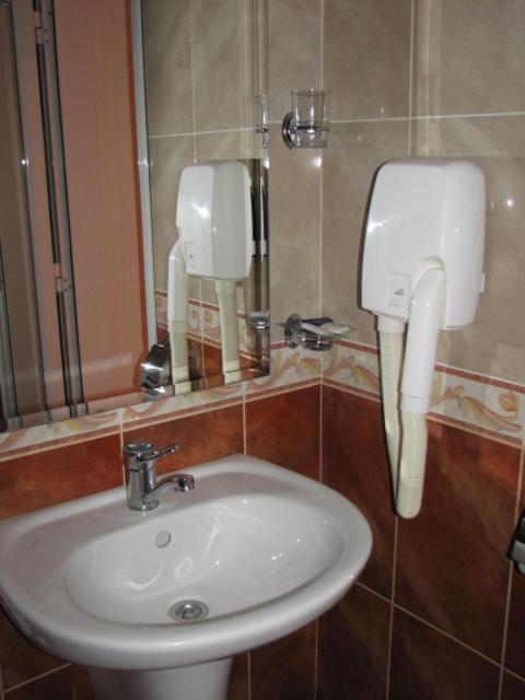 Standard Double or Twin Room - Photo 8