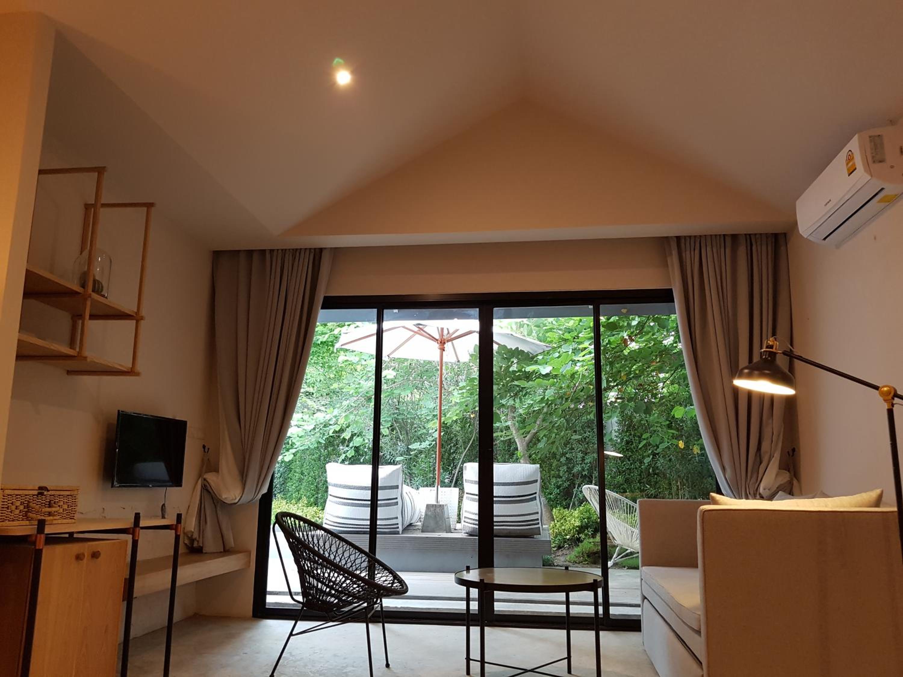 Deluxe Room with Pool Access - Photo 4