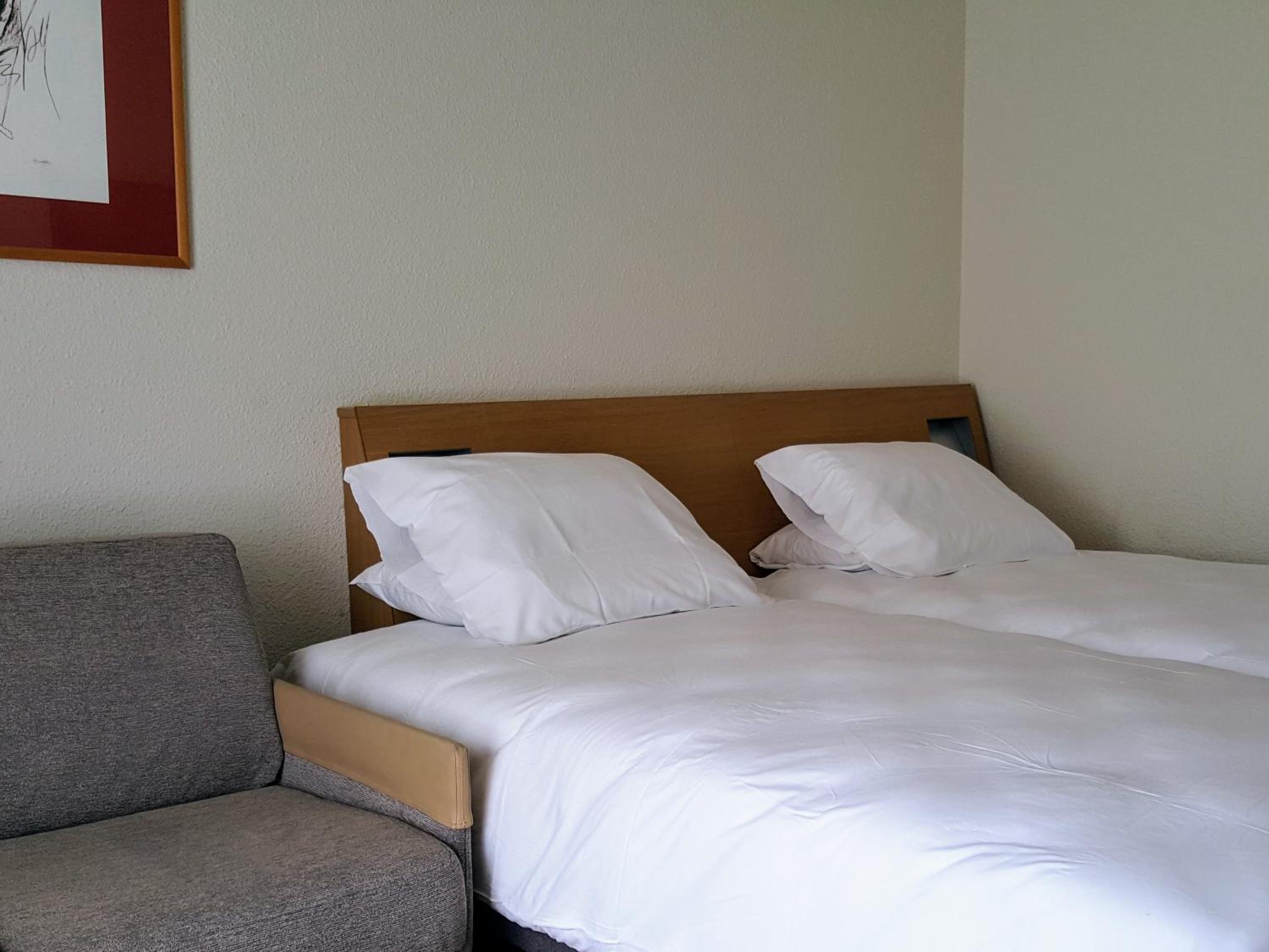 Classic Twin Room with Sofa Bed - Photo 4
