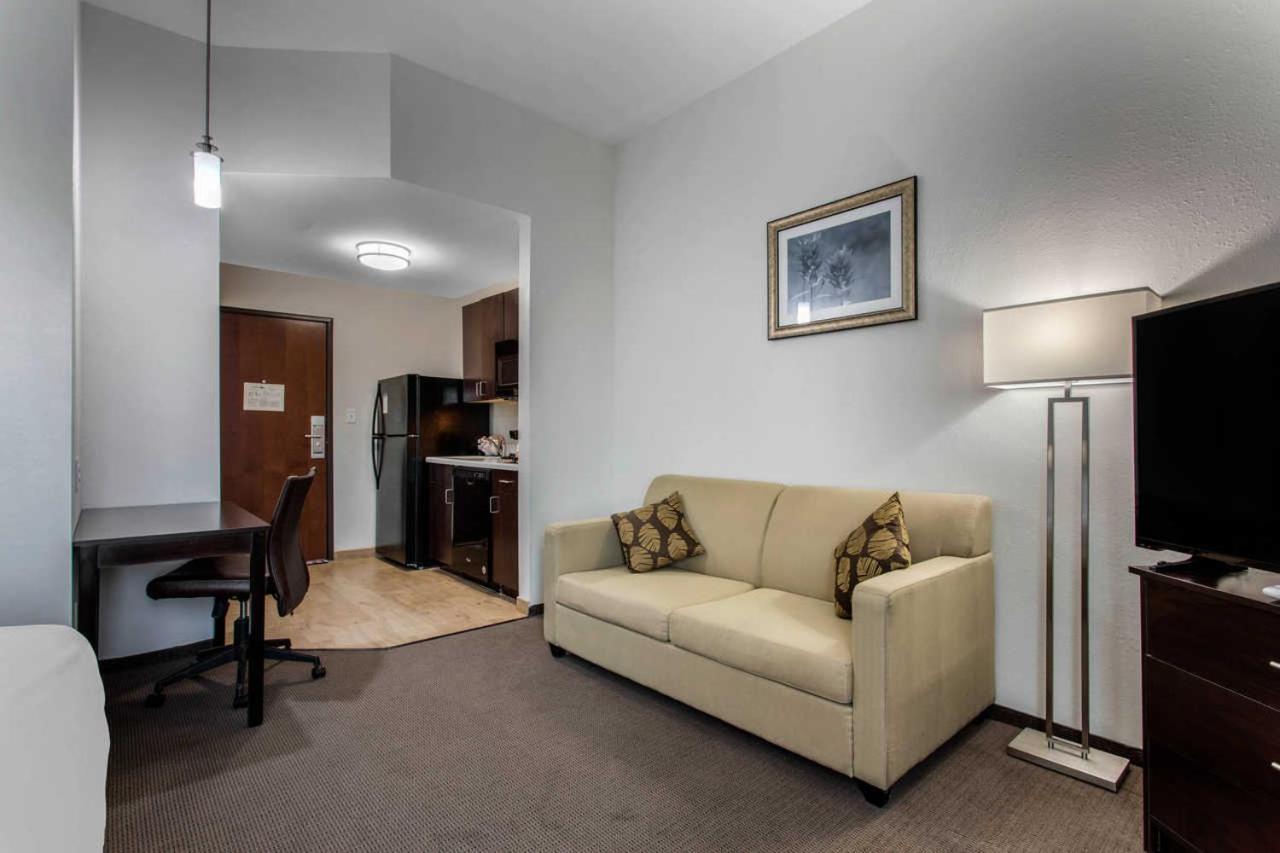 Queen Suite with Two Queen Beds - Non-Smoking photo 2