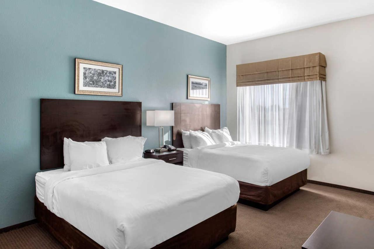 Queen Suite with Two Queen Beds - Non-Smoking photo 3