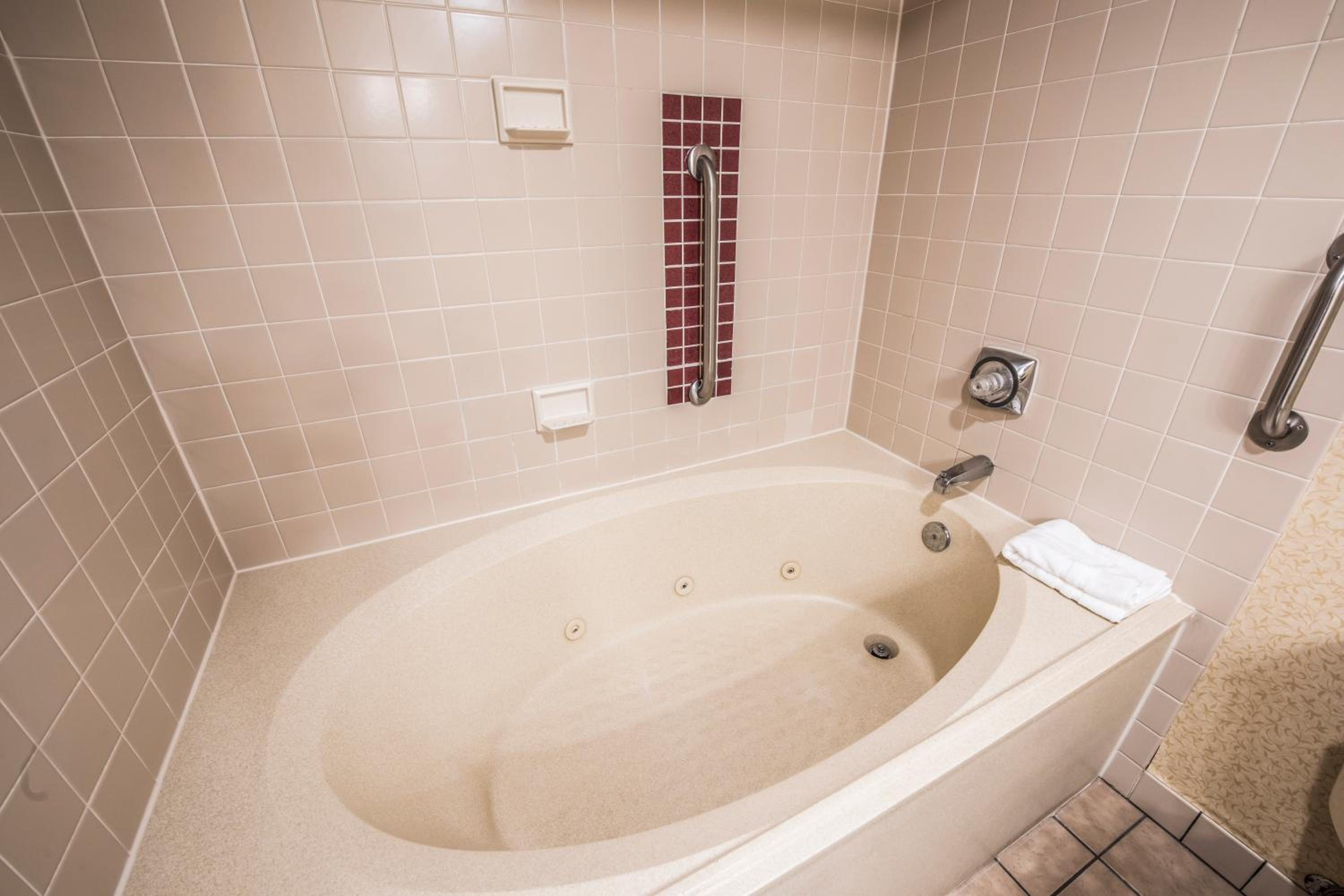 Standard Queen Room with Two Queen Beds and Spa Bath photo 3