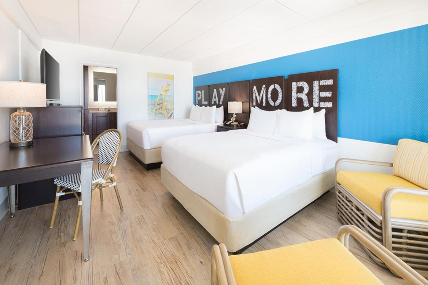 Standard Room with Two Queen Beds - Photo 2