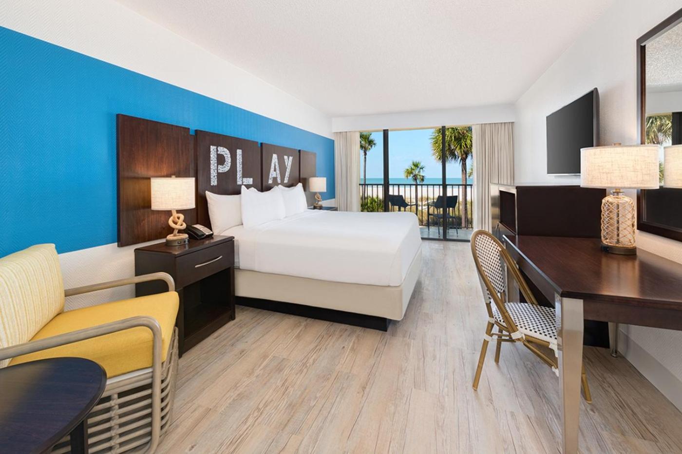 King Room with Balcony - Ocean Front photo 3