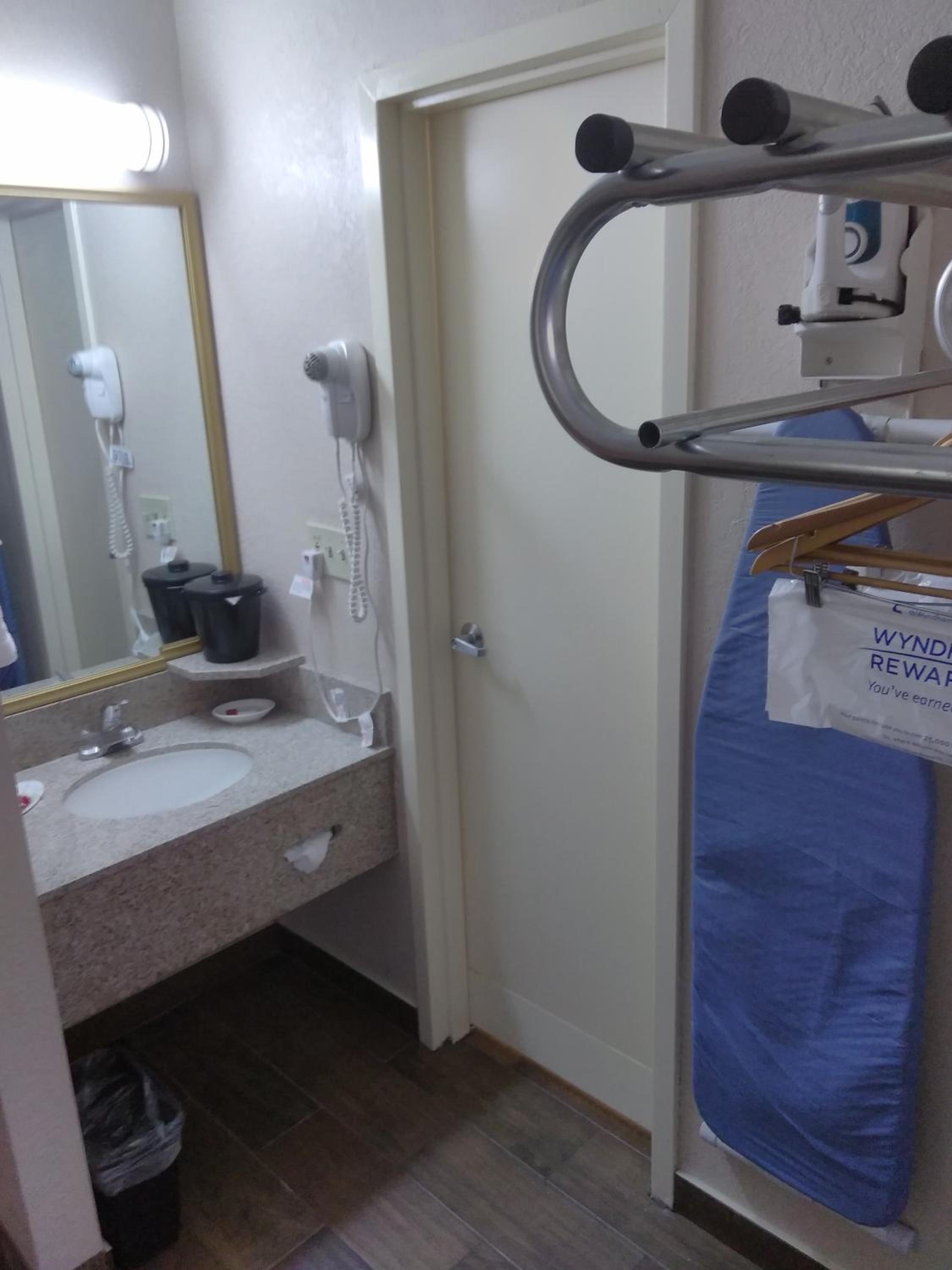 King Room - Non-Smoking - Photo 3