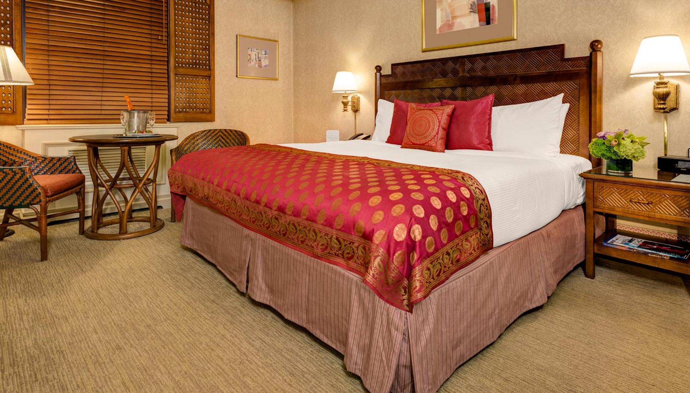 Premium King Room thumbnail 5