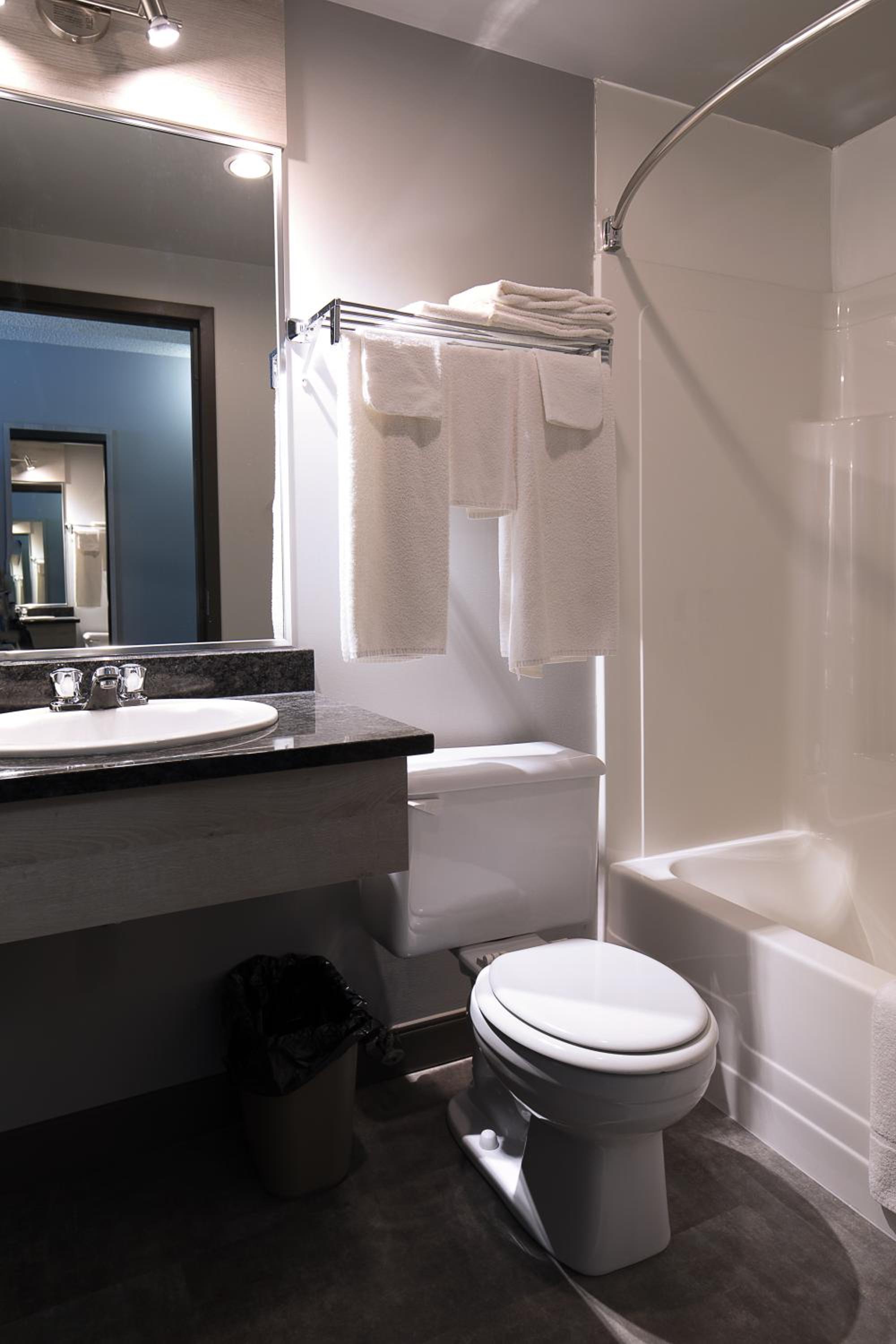 Queen Room with Two Queen Beds - Mobility Access/Non-Smoking photo 2