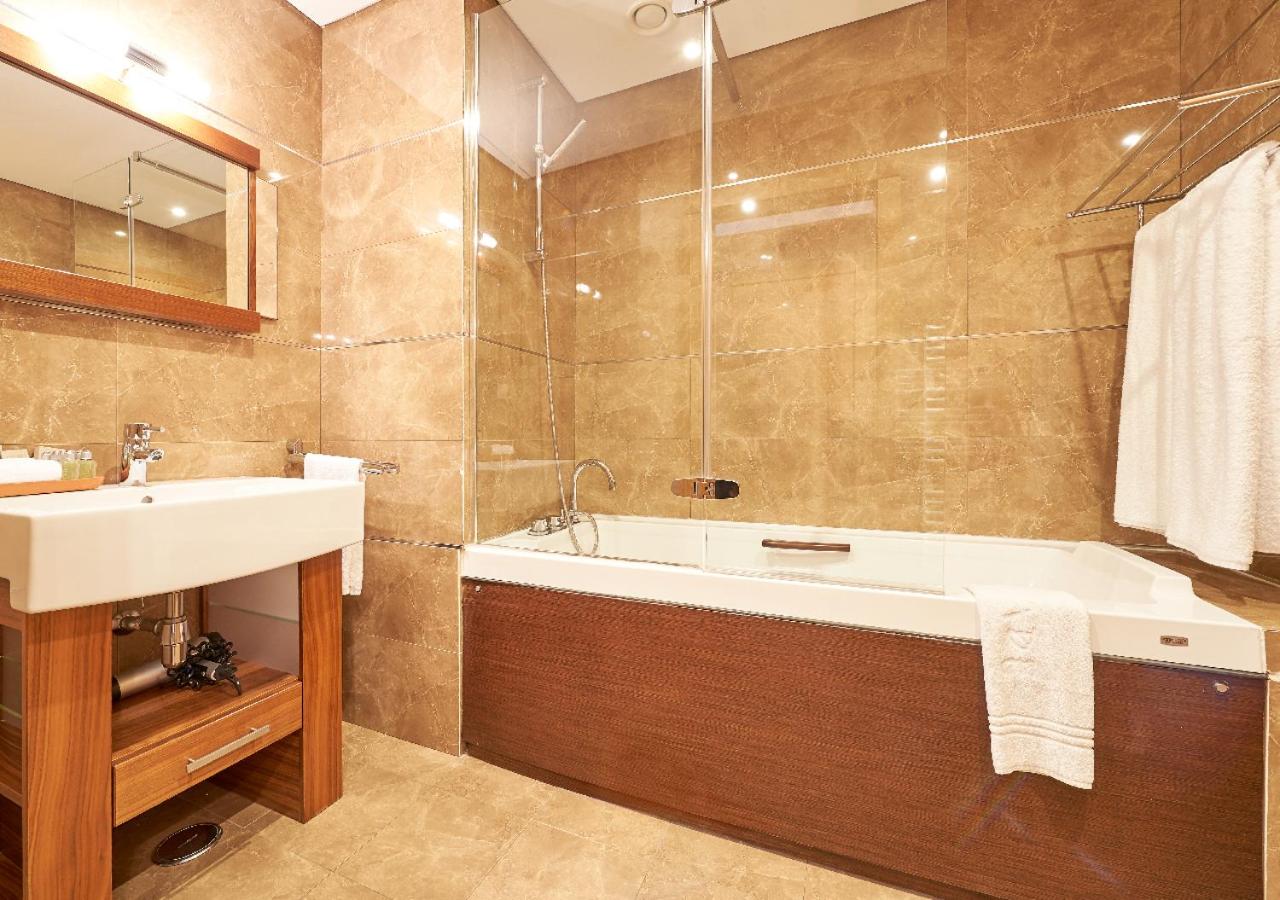 One-Bedroom Apartment with Pool View - Photo 5
