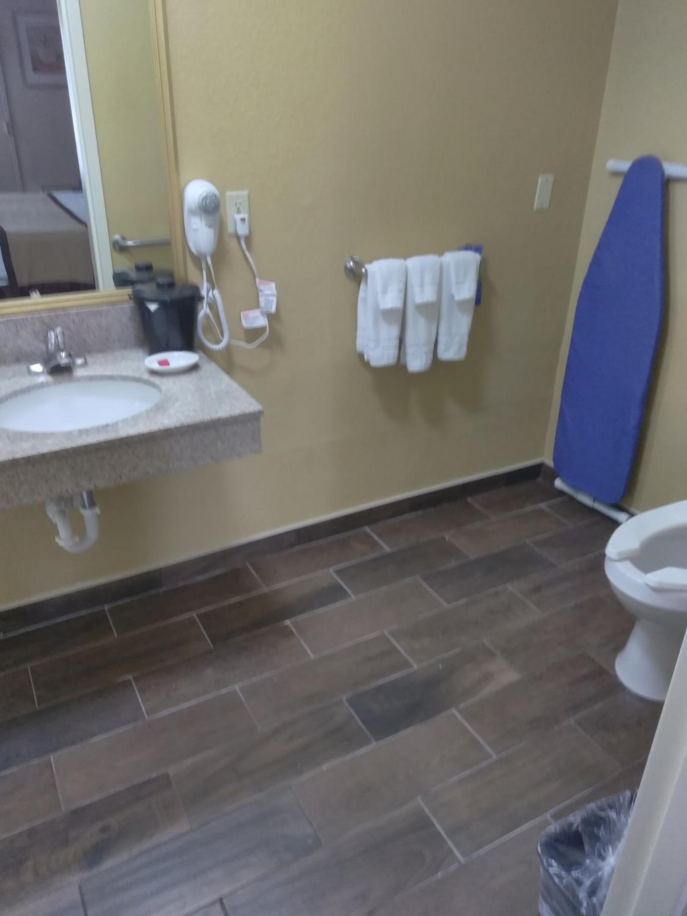 King Room - Mobility Access/Non-Smoking - Photo 4
